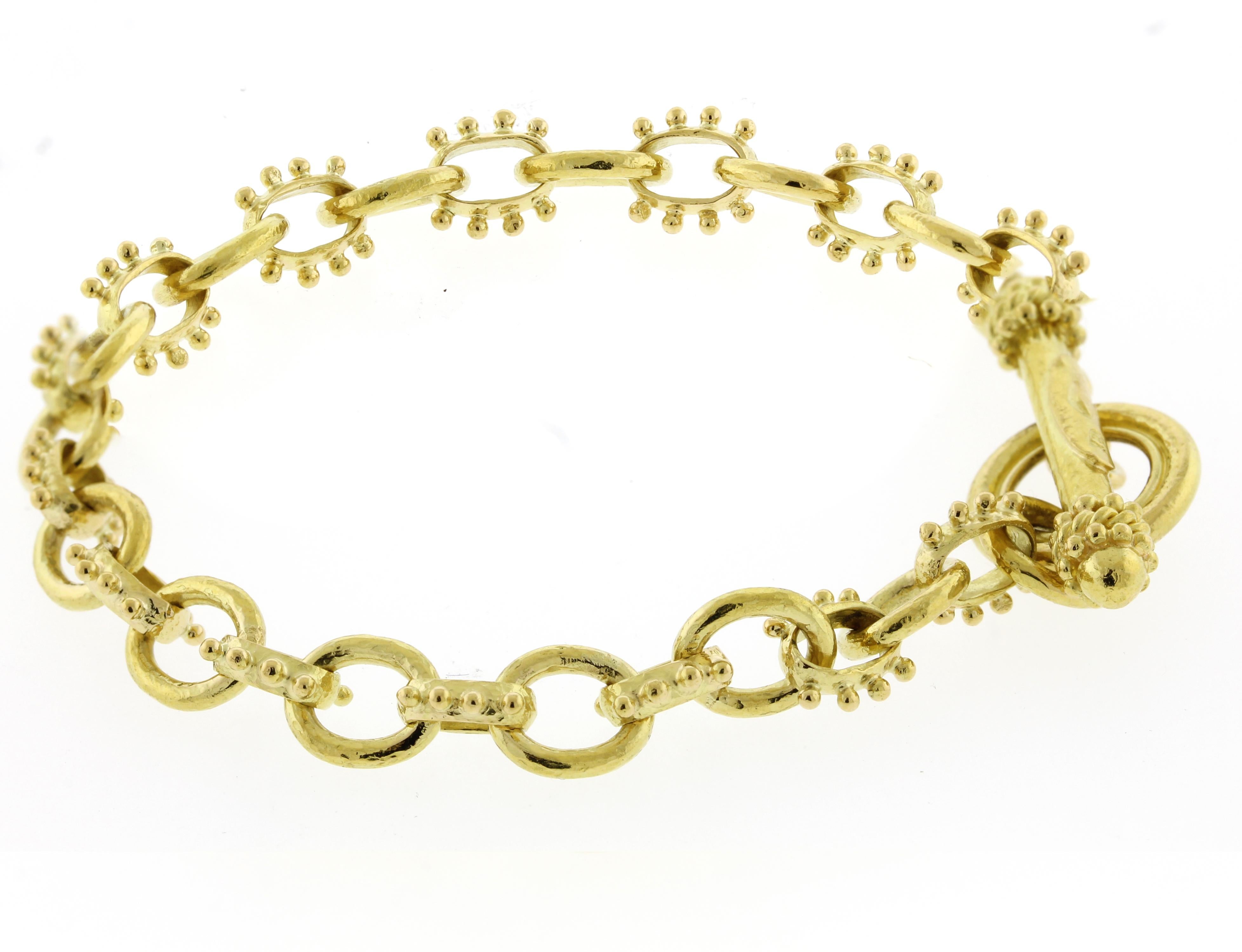 Bracciale con charme in oro 19kt di Elizabeth Locke con chiusura ad alamaro. Questo elegante pezzo ha una larghezza di 7,5 mm, pesa 23,8 grammi e misura fino a 7,75 pollici di lunghezza.