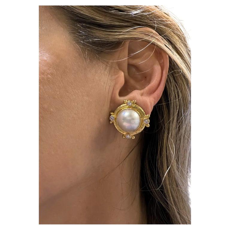 Mabe-Perlenohrringe aus gehämmertem 19-karätigem Gelbgold mit vier runden Diamanten im Brillantschliff als Akzente. Die Perlen haben einen Durchmesser von ca. 13 mm. Acht Diamanten mit einem Gesamtgewicht von etwa 0,75 Karat. Clip-Backs mit