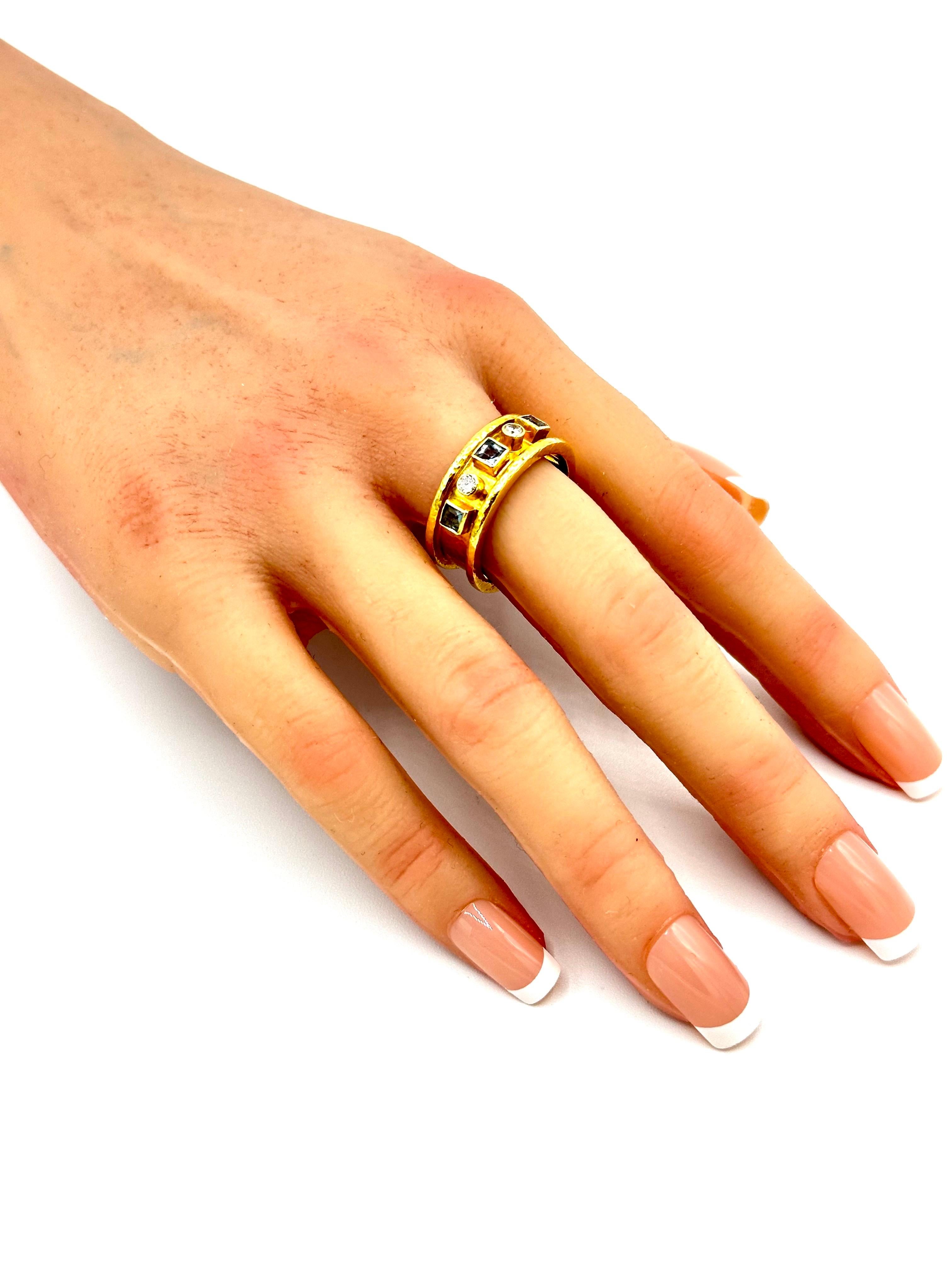 Elizabeth Locke: 19 Karat strukturierter Gelbgold Bandring mit Aquamarin und Diamant 4
