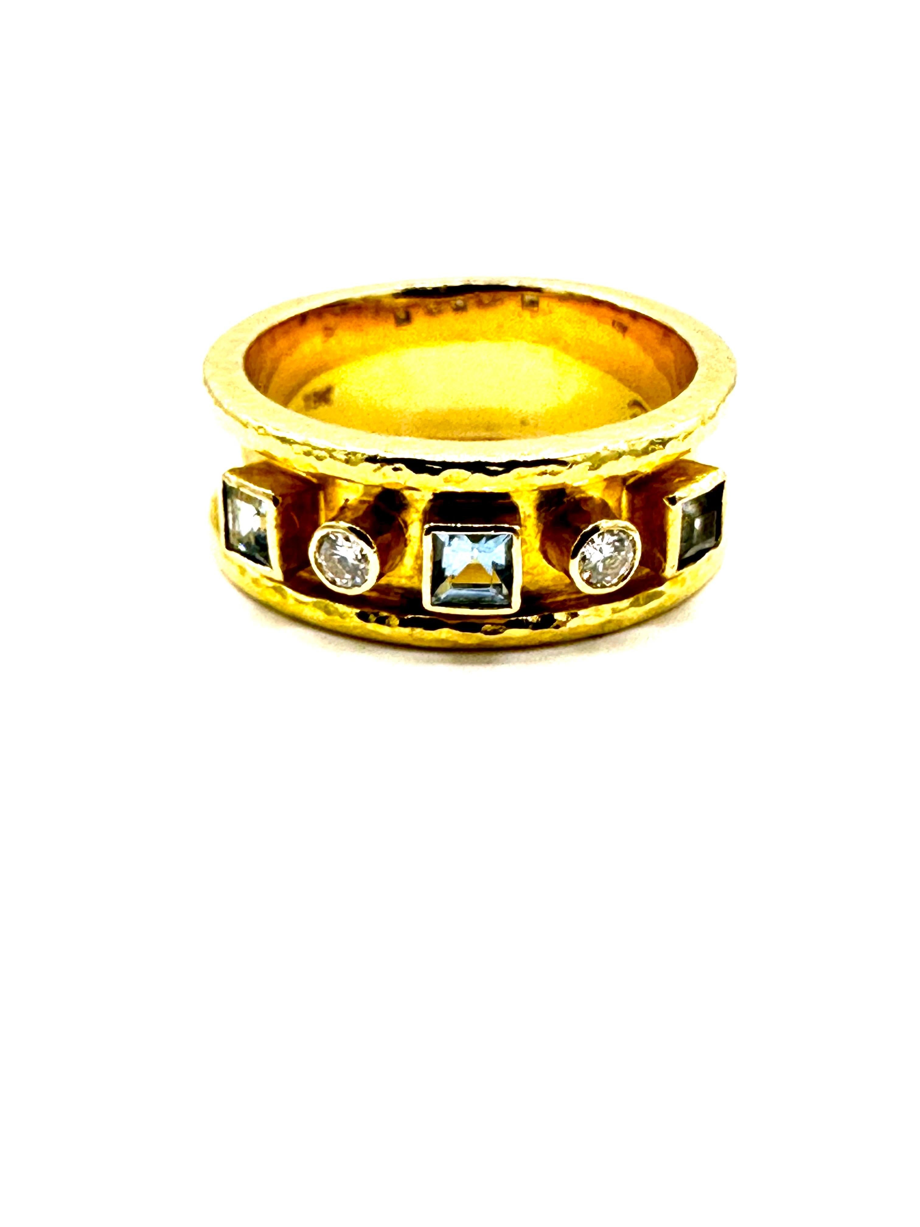 Elizabeth Locke: 19 Karat strukturierter Gelbgold Bandring mit Aquamarin und Diamant (Retro)