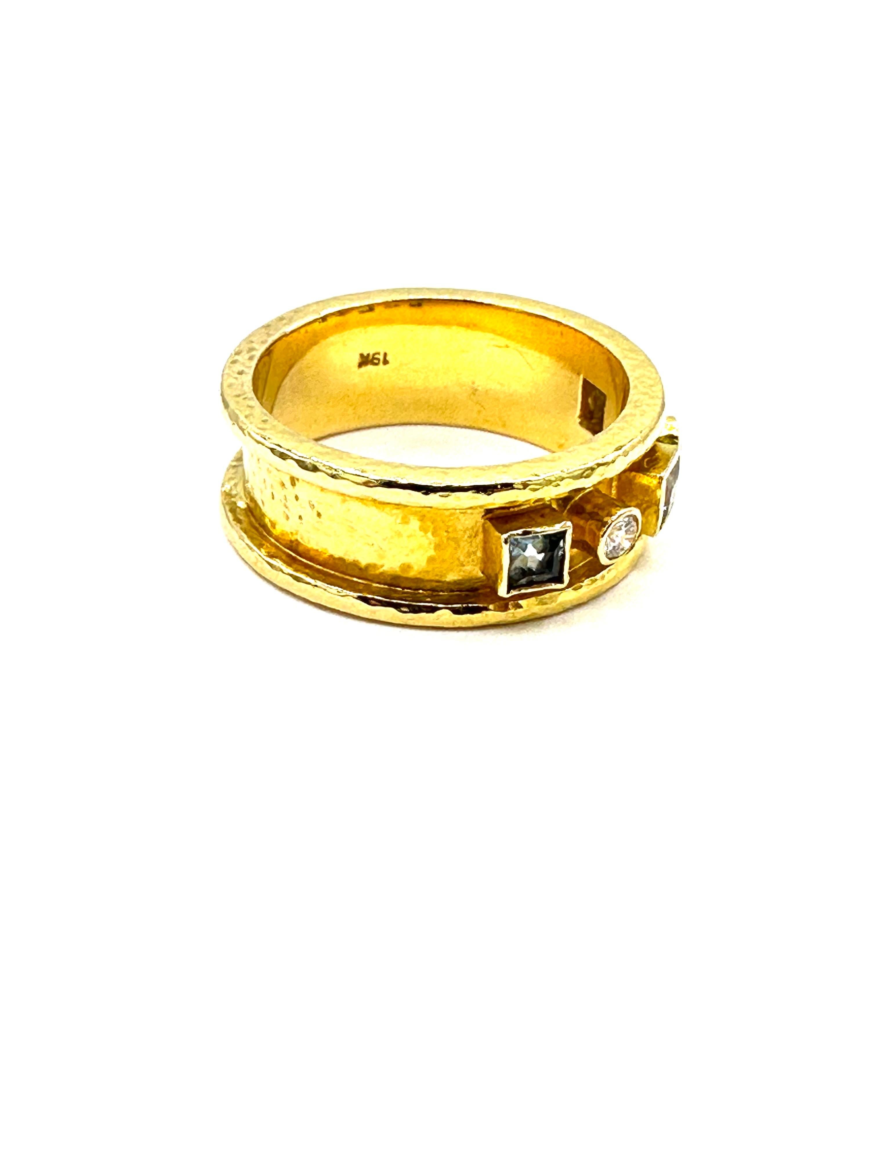 Elizabeth Locke: 19 Karat strukturierter Gelbgold Bandring mit Aquamarin und Diamant (Carréeschliff)