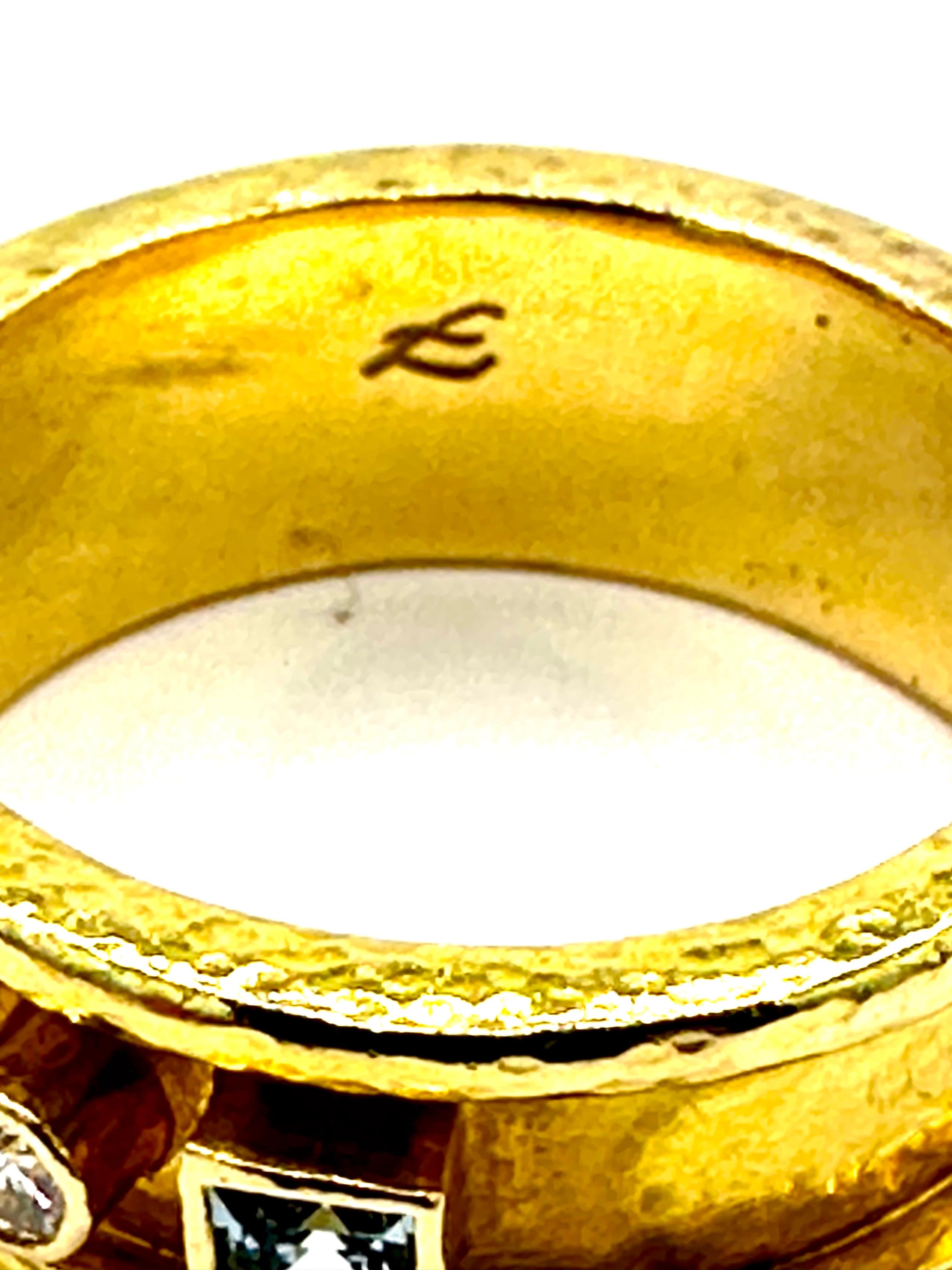 Elizabeth Locke: 19 Karat strukturierter Gelbgold Bandring mit Aquamarin und Diamant 1