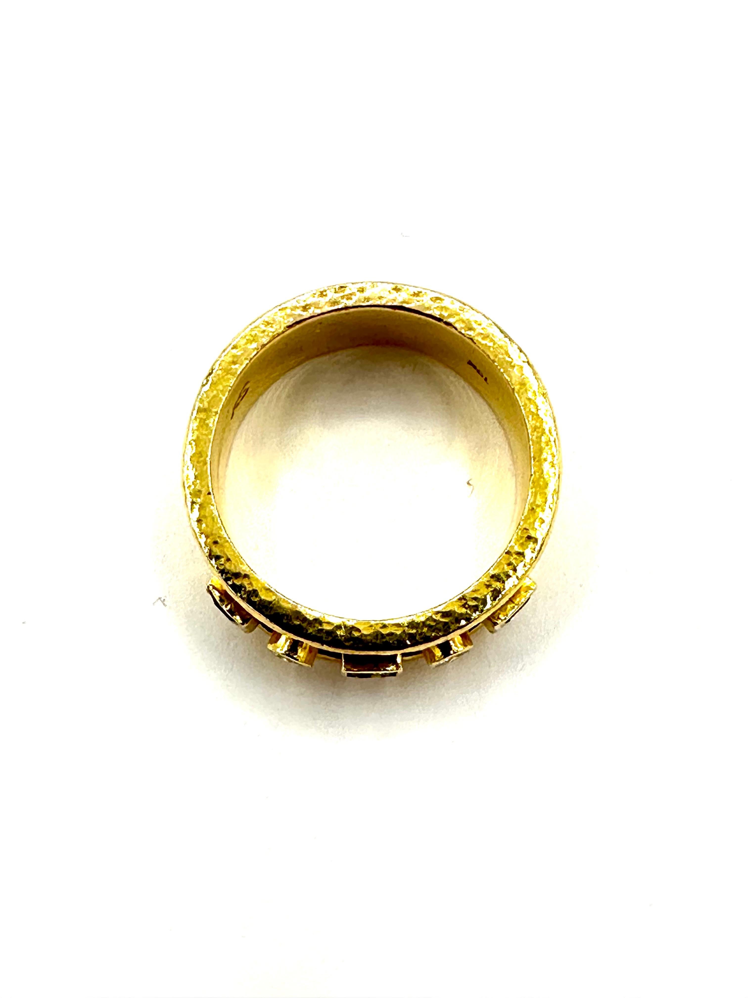 Elizabeth Locke: 19 Karat strukturierter Gelbgold Bandring mit Aquamarin und Diamant 2