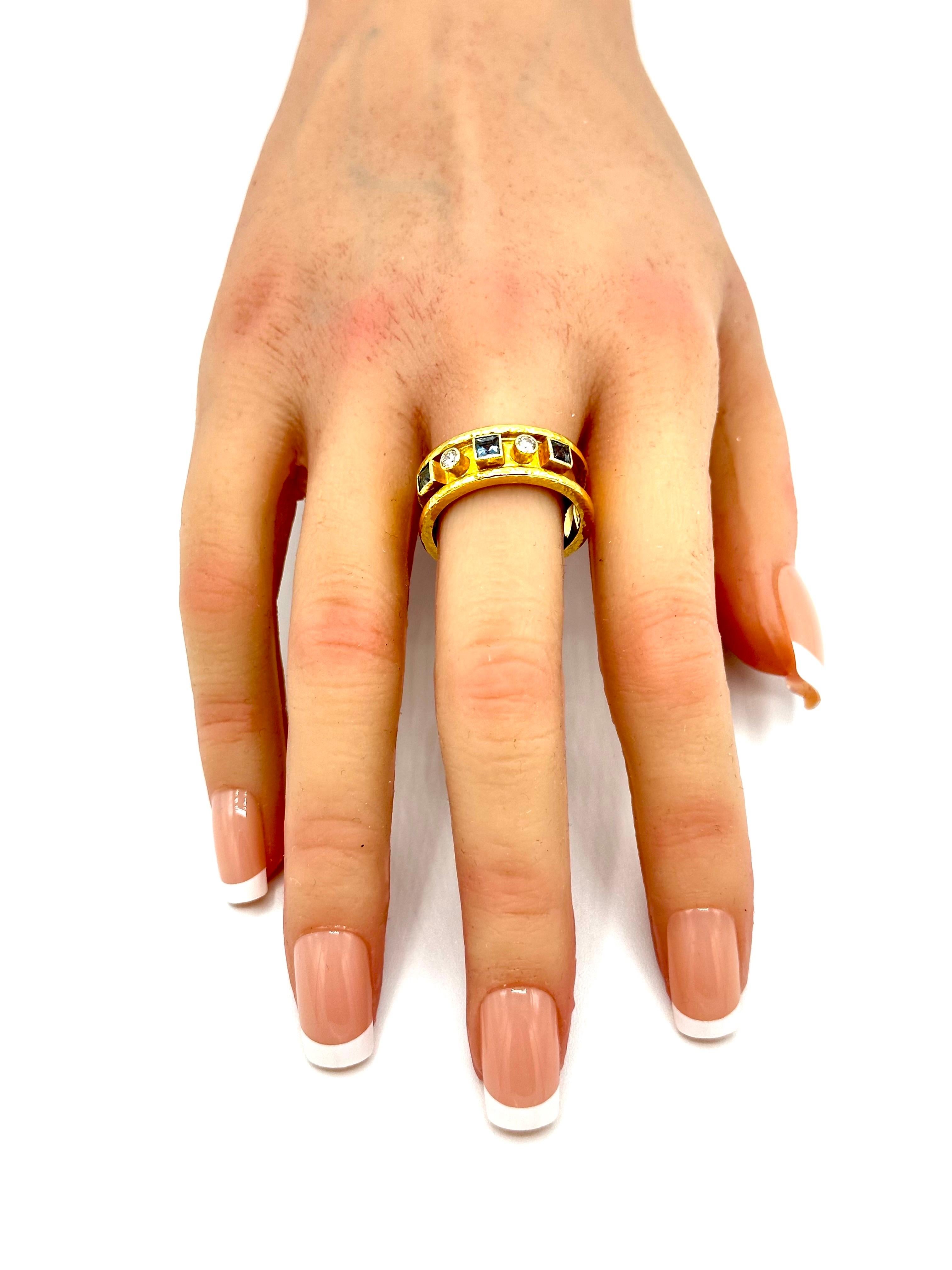 Elizabeth Locke: 19 Karat strukturierter Gelbgold Bandring mit Aquamarin und Diamant 3