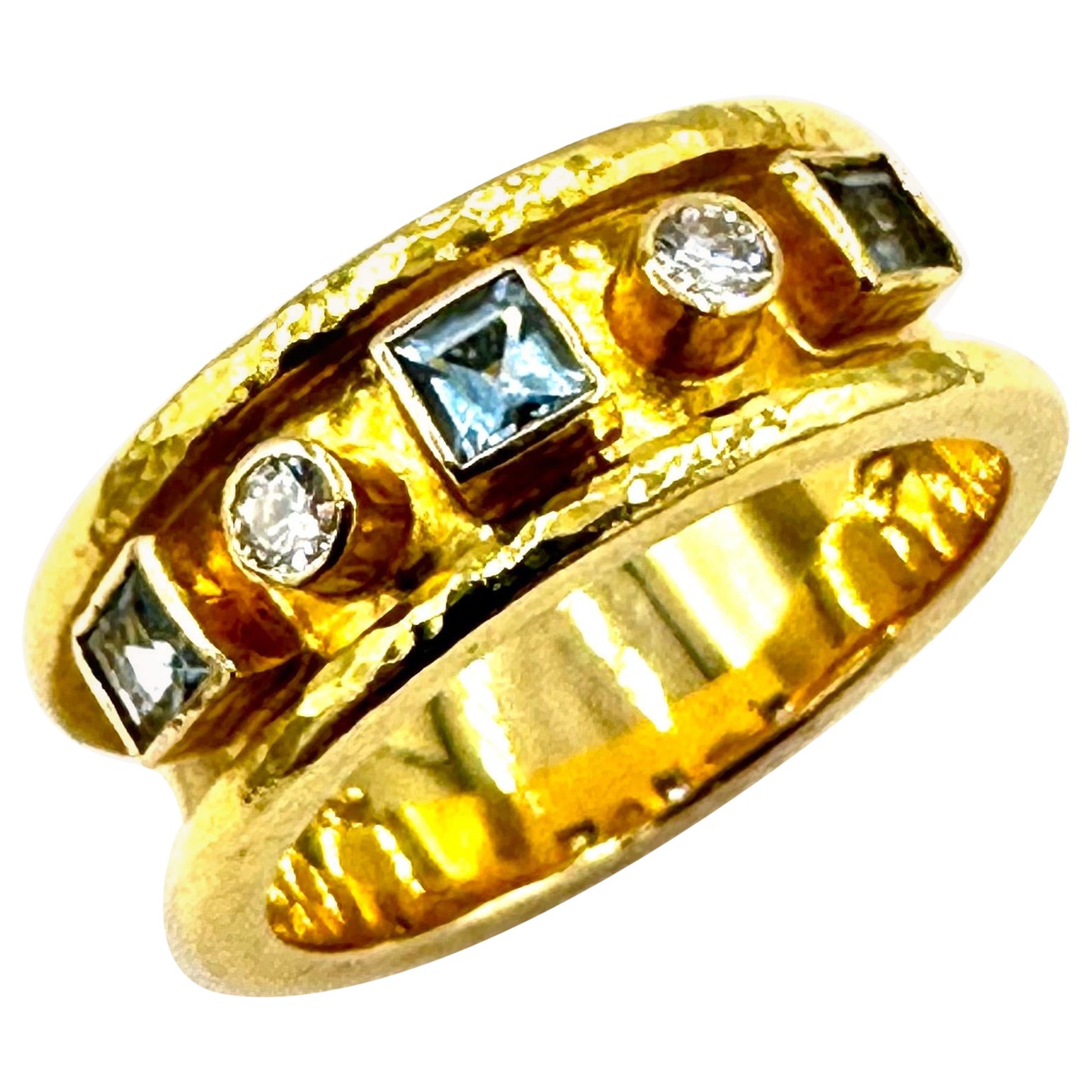Elizabeth Locke: 19 Karat strukturierter Gelbgold Bandring mit Aquamarin und Diamant
