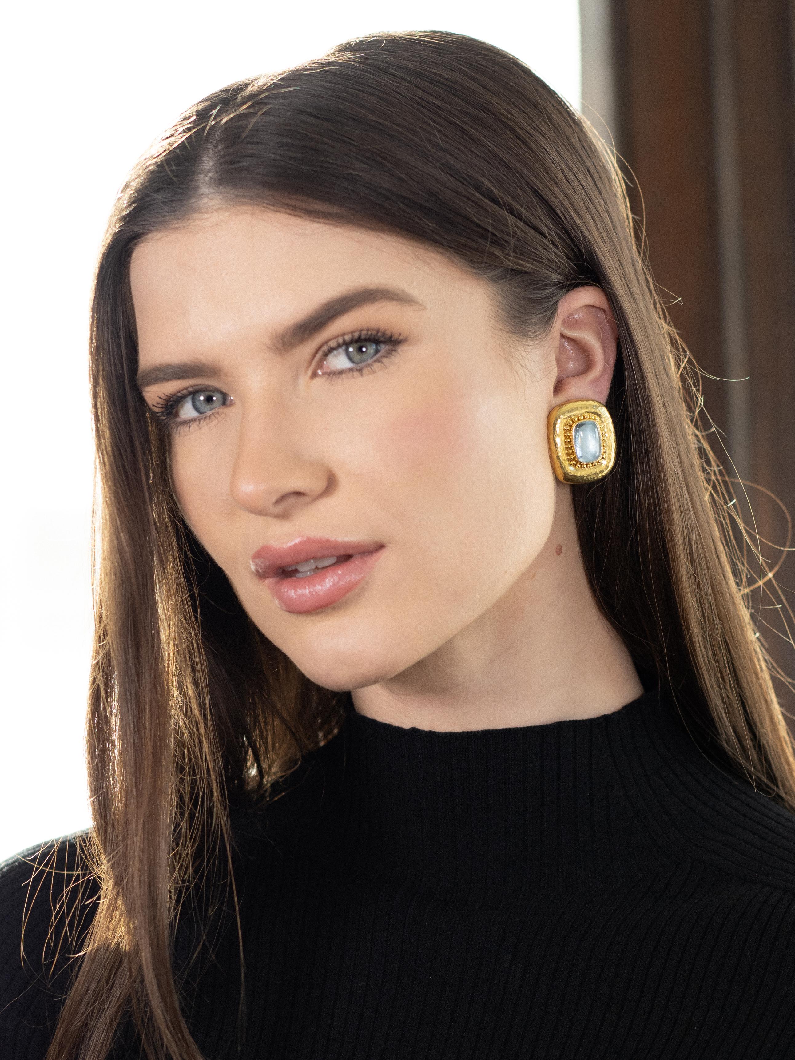 Contemporary Elizabeth Locke Aquamarine Cabochon 18 Karat Yellow Gold Hammered Earrings For Sale