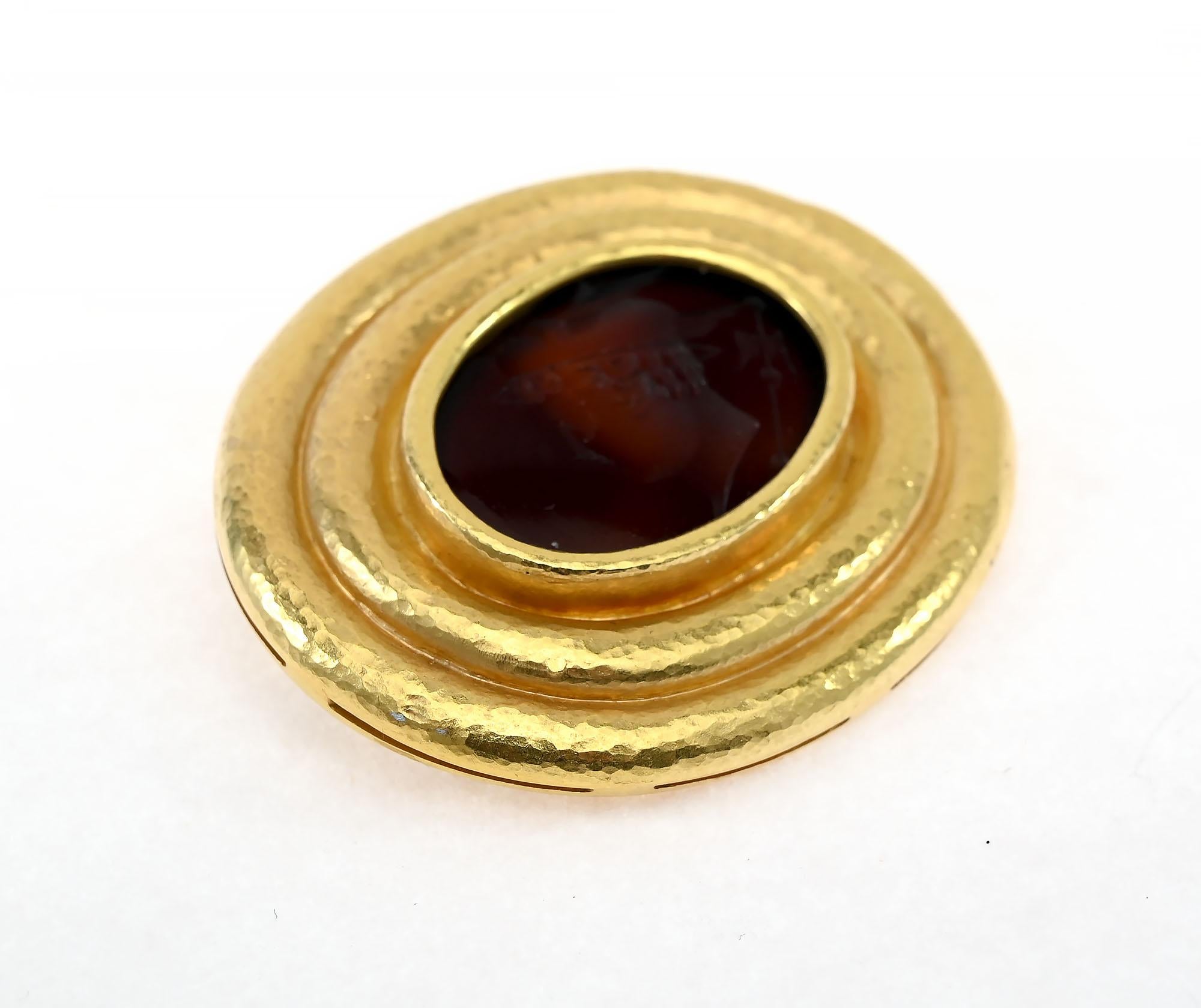 Elizabeth Locke a le don merveilleux de combiner des éléments anciens et contemporains dans ses bijoux très recherchés. Elle utilise des moules du 17e siècle pour ses dessins en creux. Elle représente un jeune homme en  profil. Les photos montrent