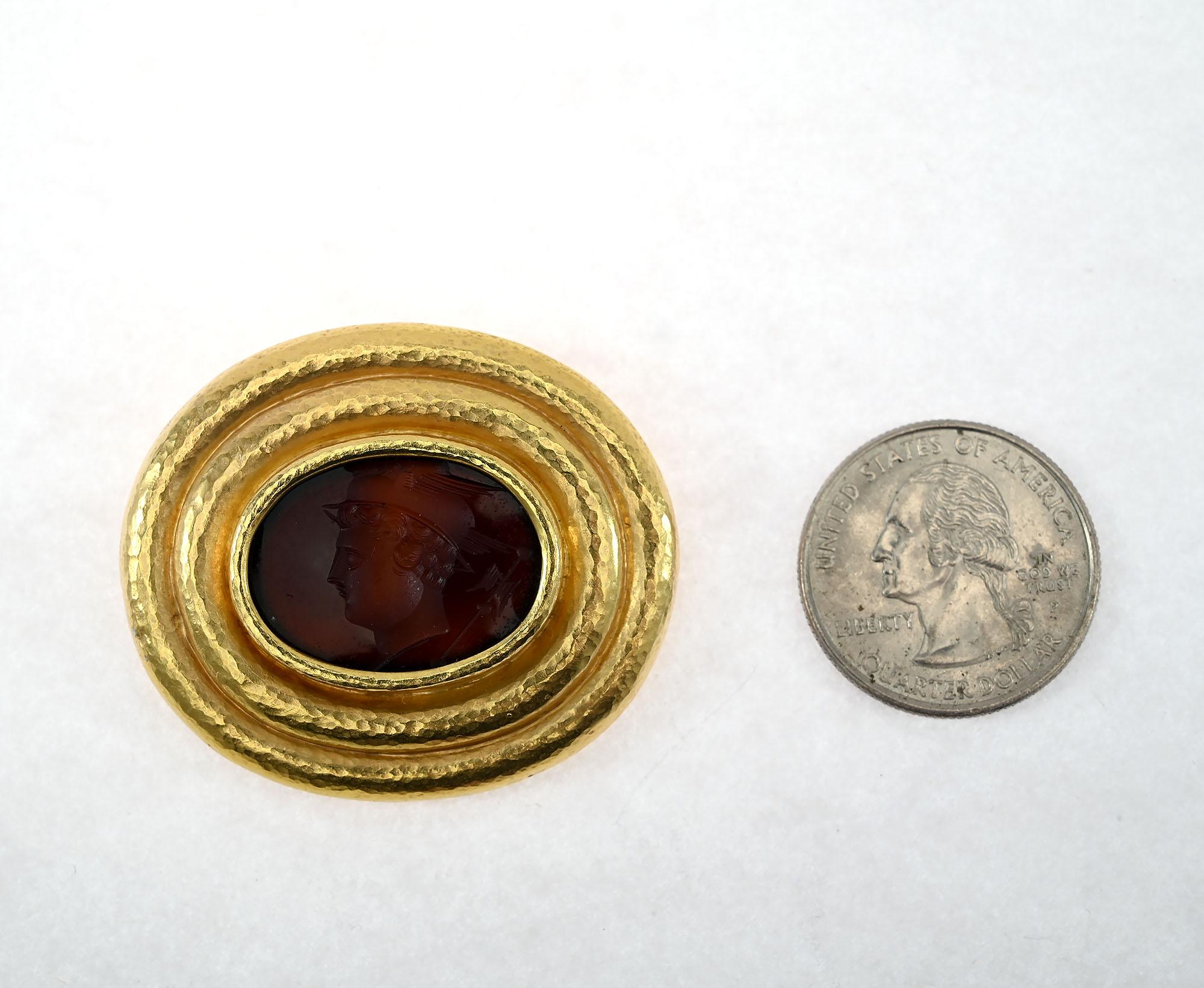 Moderne Elizabeth Locke - Broche en intaille en verre vénitien noir en vente