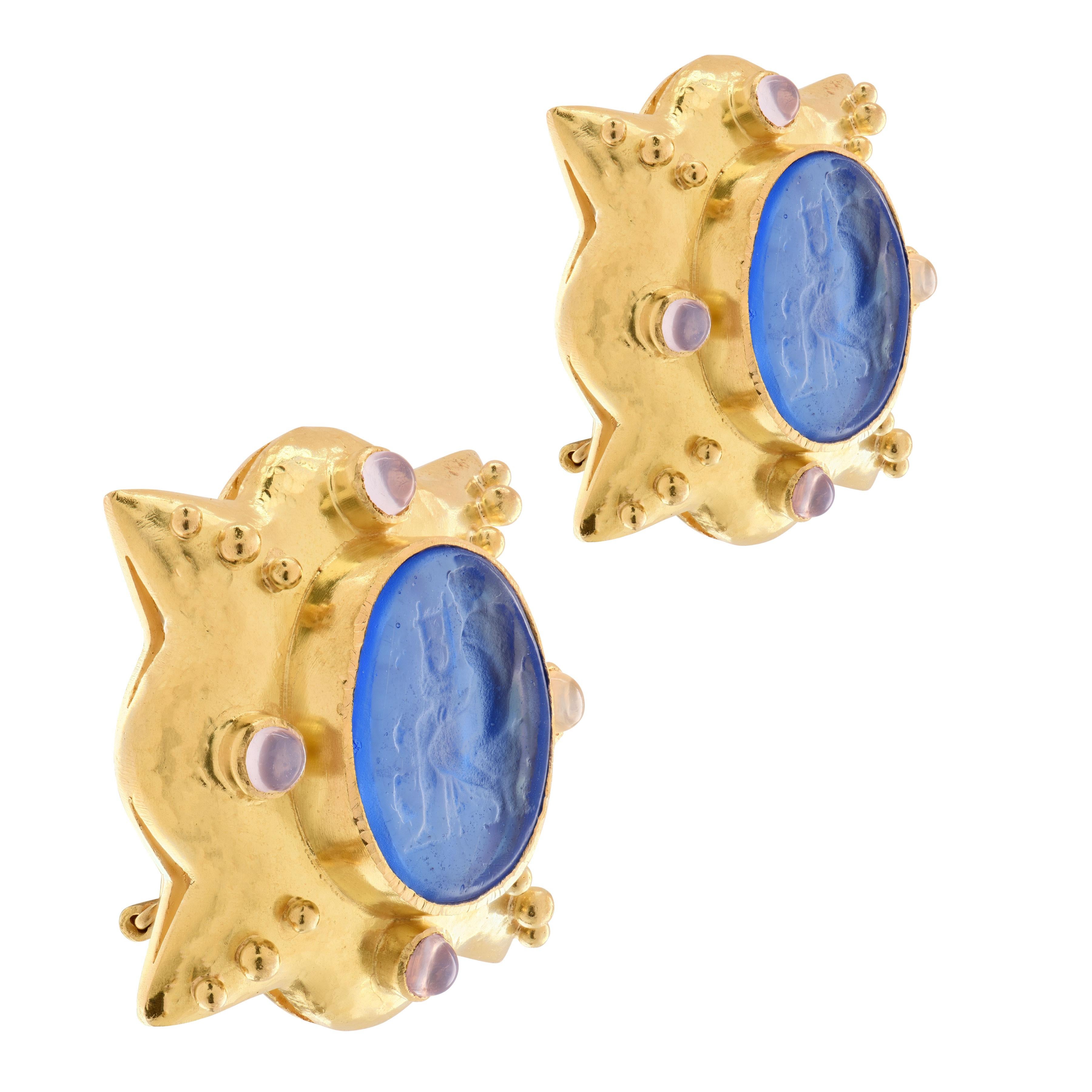 Elaborados por la ilustre diseñadora Elizabeth Locke, estos exquisitos pendientes están realizados en luminoso oro amarillo de 18 quilates. Cada pendiente exhibe una llamativa talla de cristal veneciano azul, elegantemente enmarcada por ocho piedras