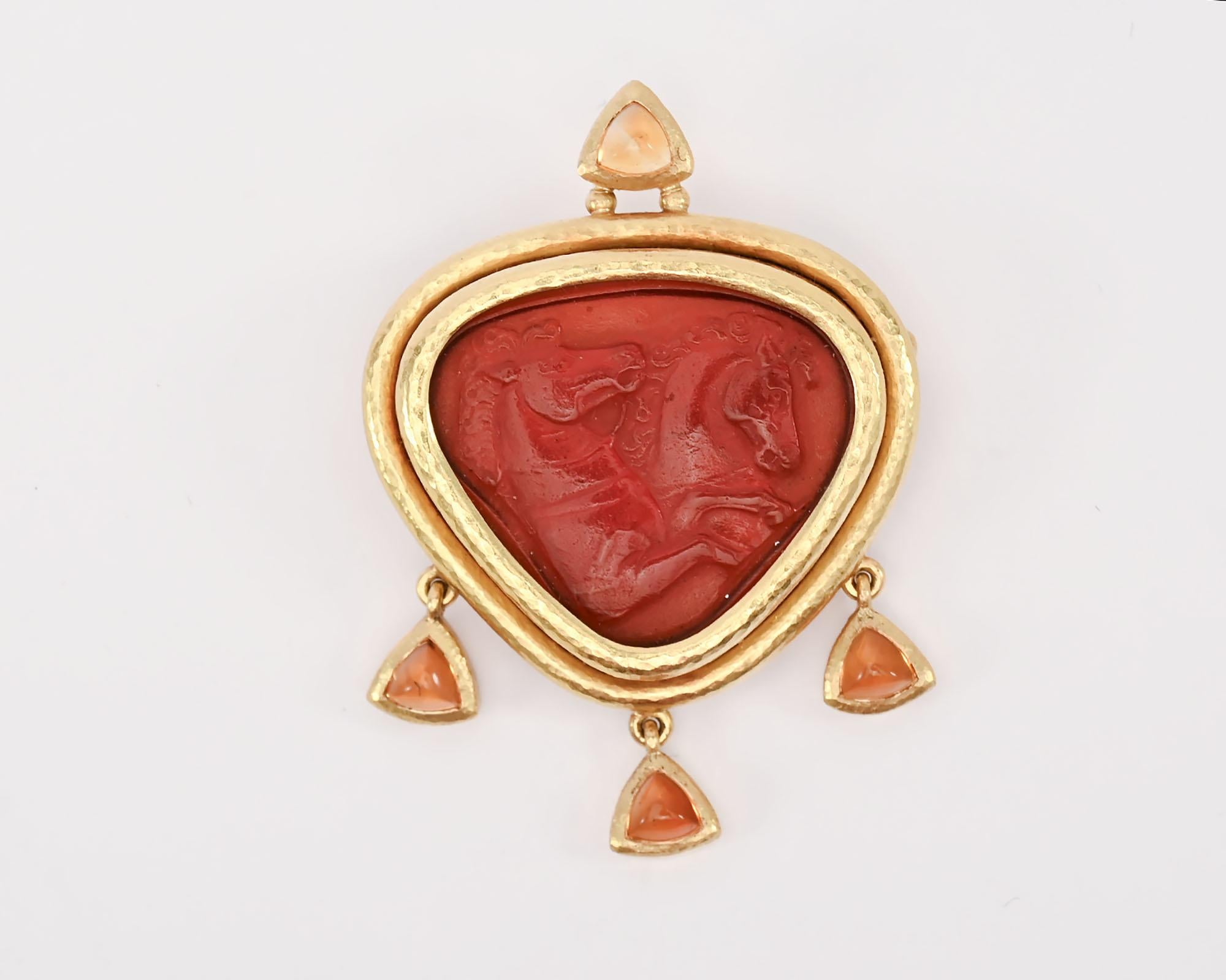 Cette broche d'Elizabeth Locke est inhabituelle tant par sa forme que par sa conception. Il représente la moitié antérieure de deux chevaux cabrés à la crinière flamboyante. Le motif est réalisé sur un médaillon en verre de 1 5/16