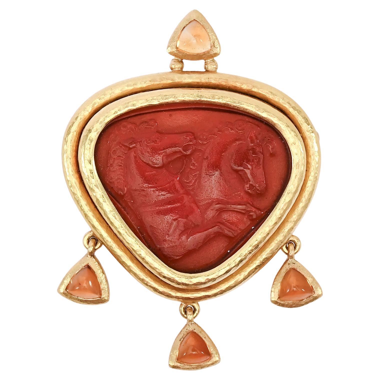 Broche Elizabeth Locke con caballos rampantes