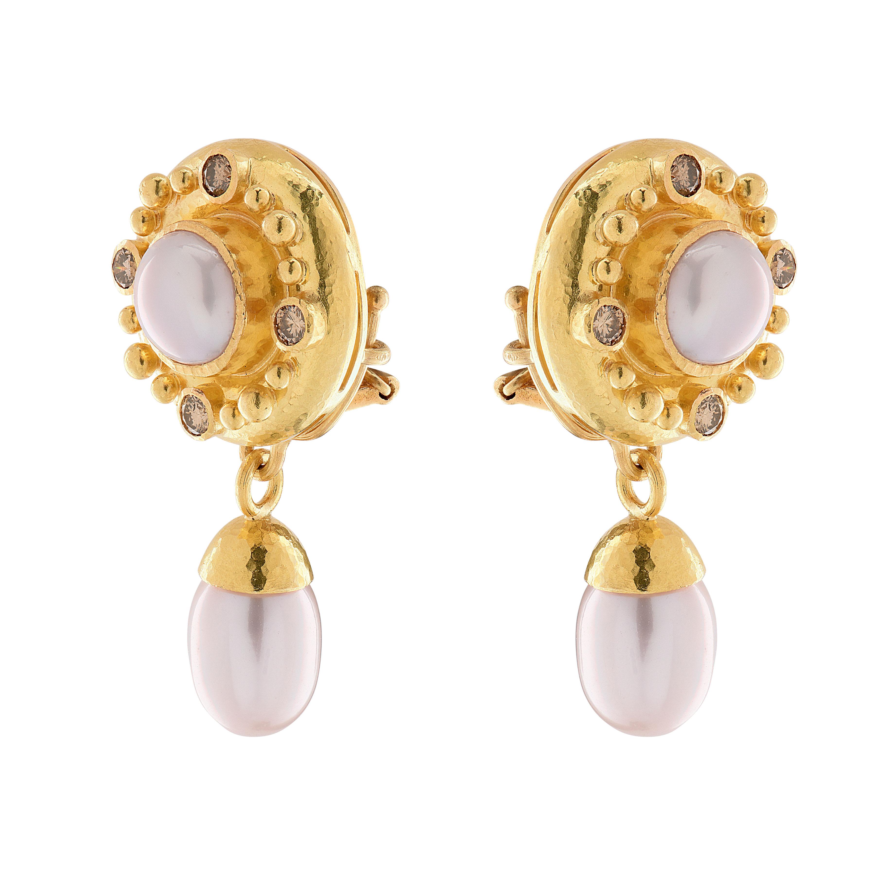 Dalla celebre e sempre chic designer Elizabeth Locke arriva questo sofisticato paio di orecchini, squisitamente realizzati in oro giallo 18 carati. Al centro di ogni orecchino si trova una luminosa perla a bottone, circondata da otto diamanti