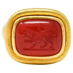 Elizabeth Locke, bague sigillaire lion en or jaune 18 carats avec intaille en cornaline