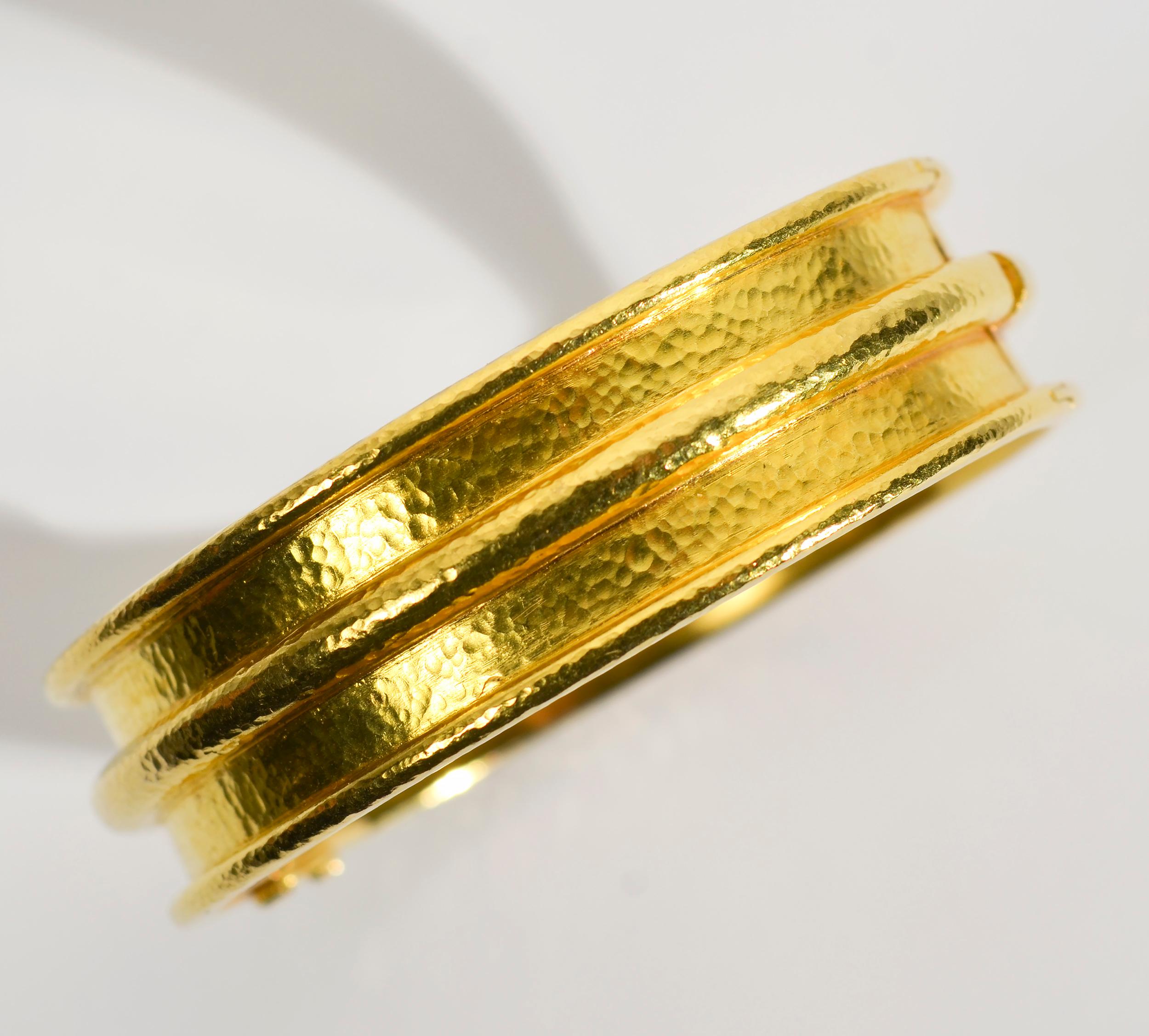 Elizabeth Locke hinged bangle bracelet in her classic hammered gold finish. The bracelet has raised channel ends and middle.
The bracelet is 2 1/4 inches in diameter and 5/8 inches in height. It is in unworn condition.
Sold with Elizabeth Locke