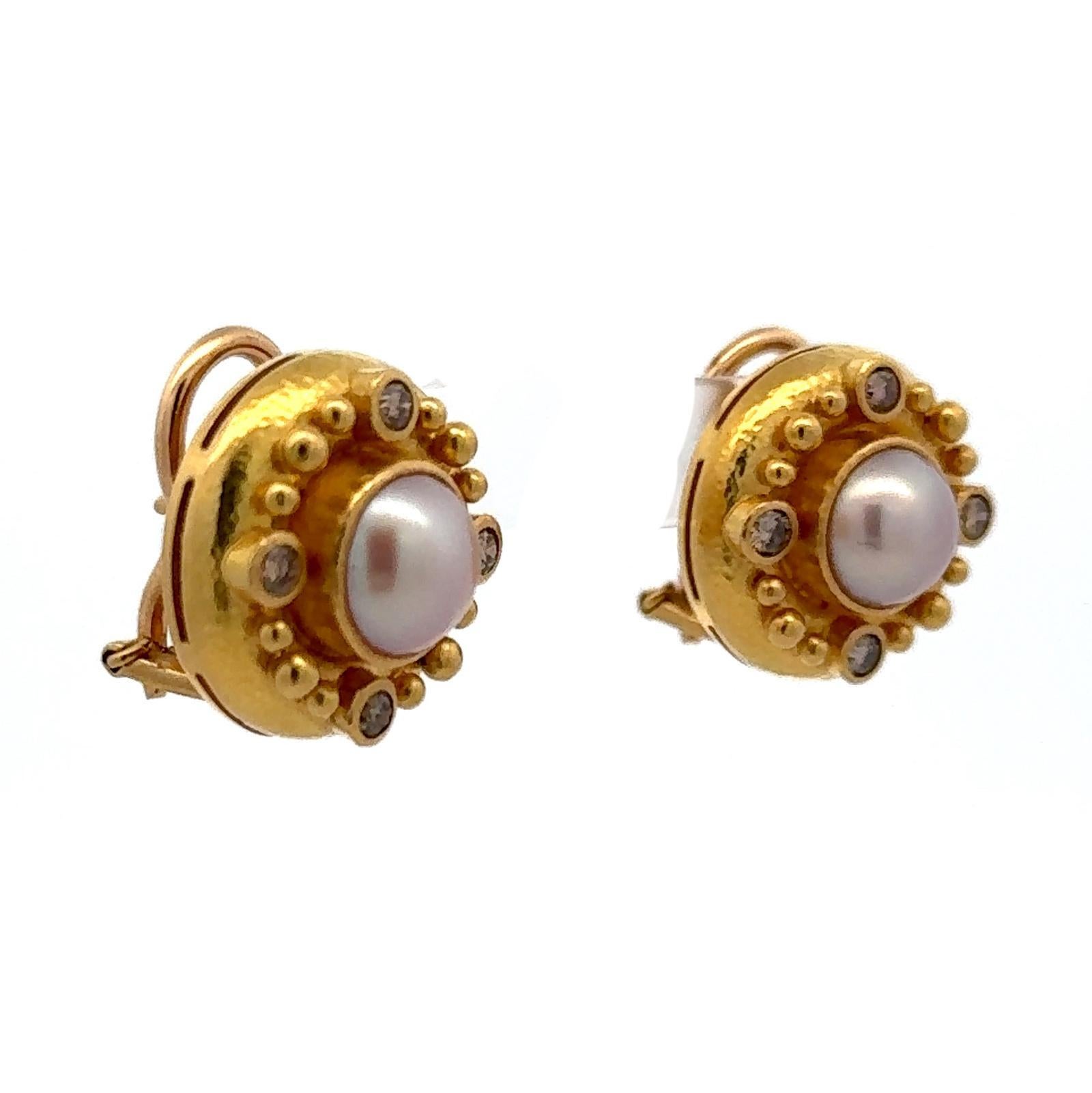 Round Cut Elizabeth Locke Diamond Pearl 19 Karat Yellow Hammered Gold Clip-On Earrings For Sale