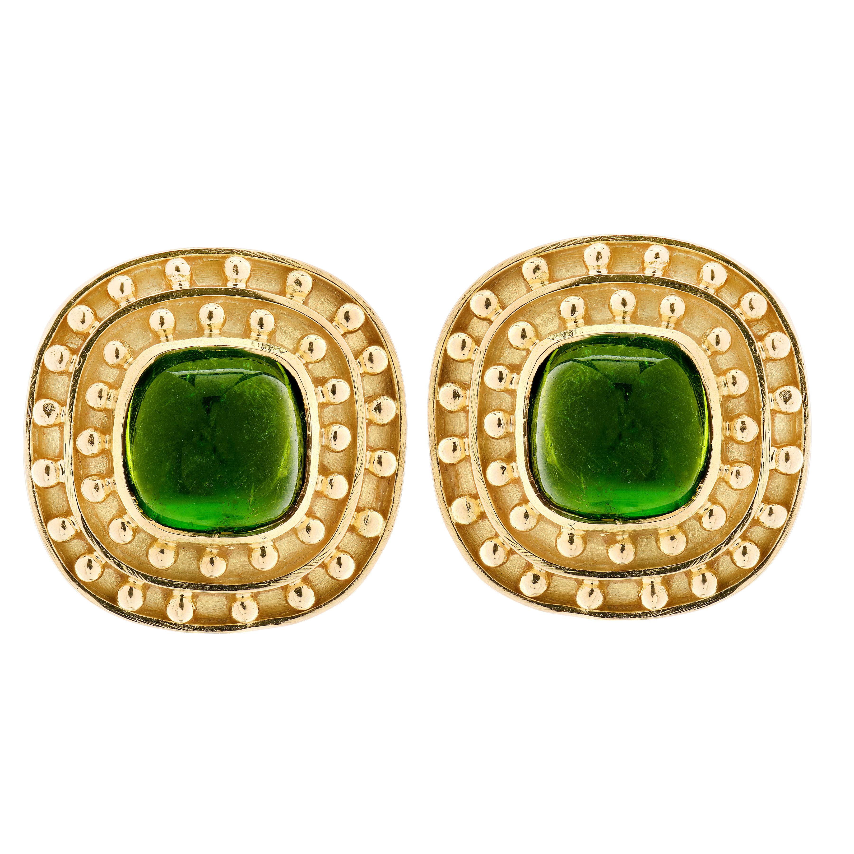 Cette paire de boucles d'oreilles exquise, réalisée de main de maître en or jaune 18 carats lumineux, provient du célèbre atelier d'Elizabeth Lumin. En leur centre reposent deux tourmalines cabochons vertes aux teintes riches, des pierres précieuses
