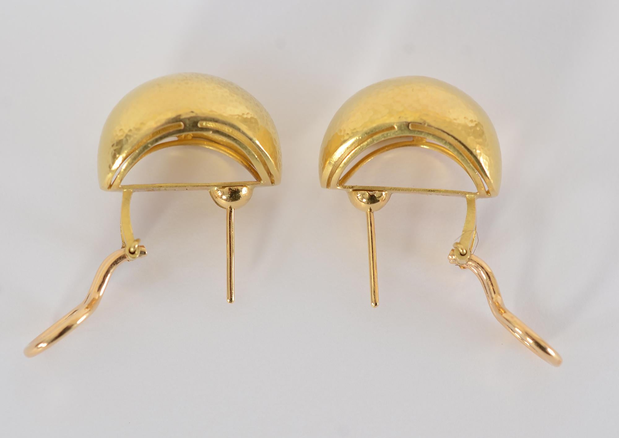 Elizabeth Locke: Gehämmerte Gold-Schirm-Ohrringe (Zeitgenössisch)