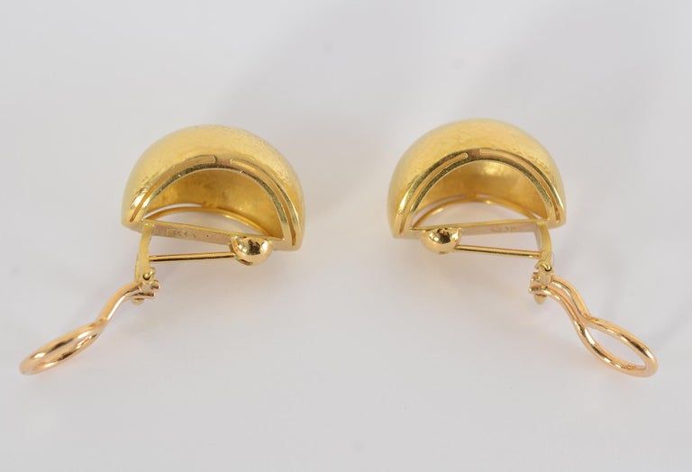 Elizabeth Locke Hammered Gold Shrimp Earrings In Excellent Condition For Sale In Darnestown, MD