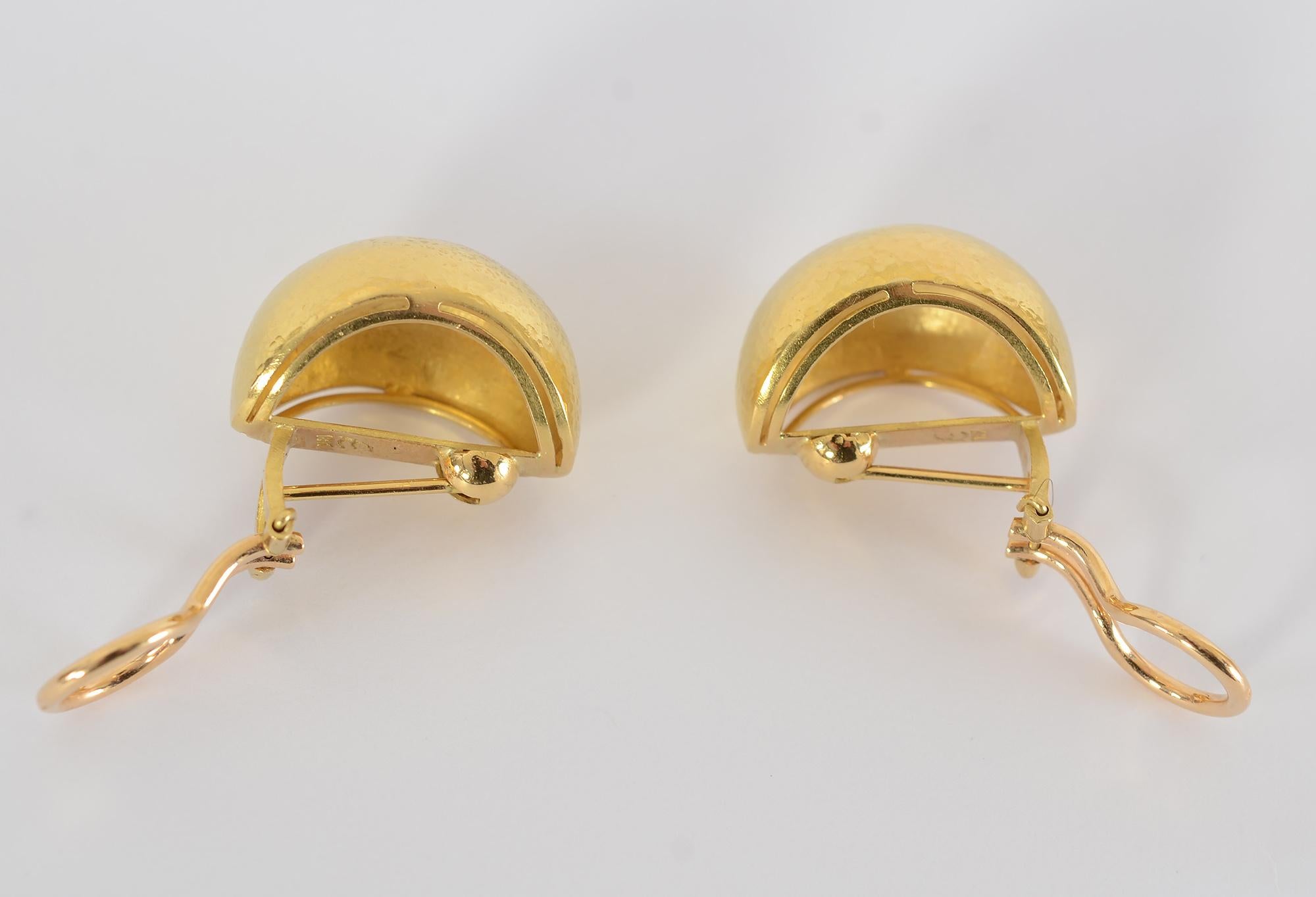 Elizabeth Locke: Gehämmerte Gold-Schirm-Ohrringe im Zustand „Hervorragend“ in Darnestown, MD