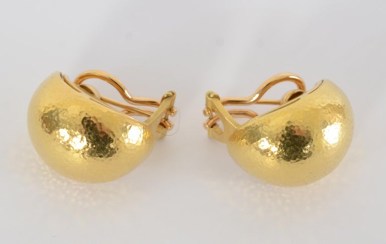 Women's or Men's Elizabeth Locke Hammered Gold Shrimp Earrings For Sale