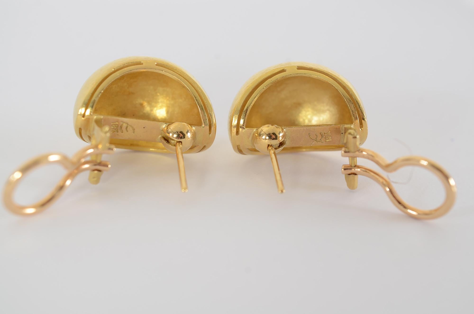 Women's or Men's Elizabeth Locke Hammered Gold Shrimp Earrings For Sale