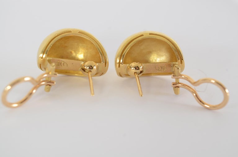 Elizabeth Locke Hammered Gold Shrimp Earrings For Sale 1