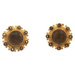 Elizabeth Locke - Boucles d
oreilles rondes en verre vénitien brun intaillé 19KYG