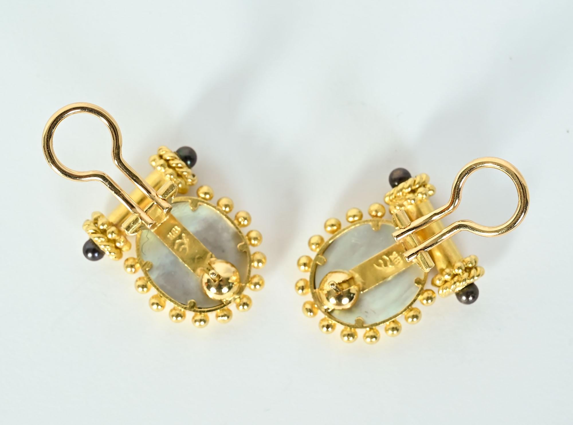 Boucles d'oreilles en intaille d'Elizabeth Locke représentant une femme jouant de la lyre Unisexe en vente