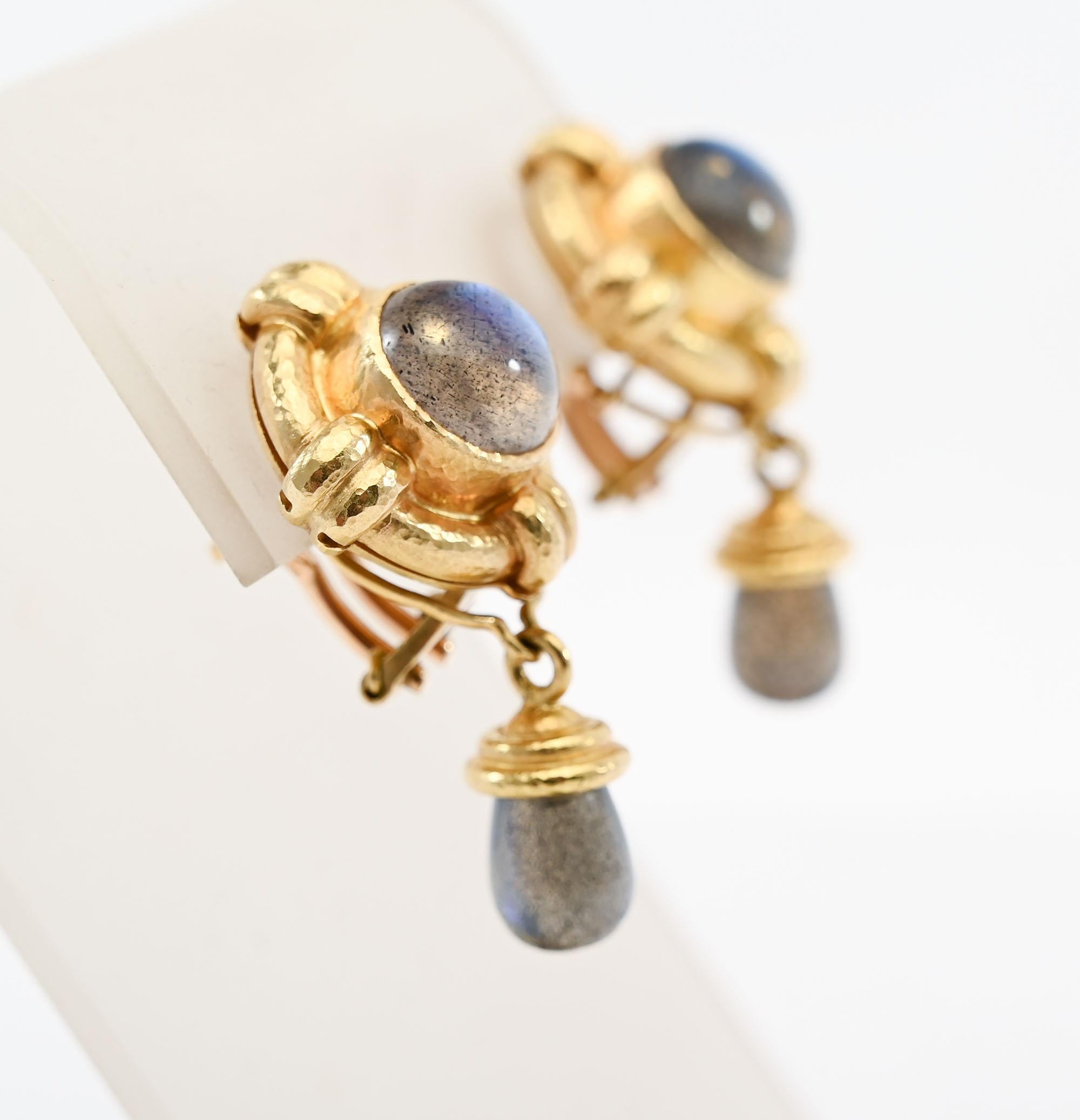 Versatili orecchini di Elizabeth Locke che possono essere indossati con o senza la goccia a forma di pera. Le pietre di labradorite hanno un ricco colore blu e grigio. La parte principale dell'orecchino misura 3/4