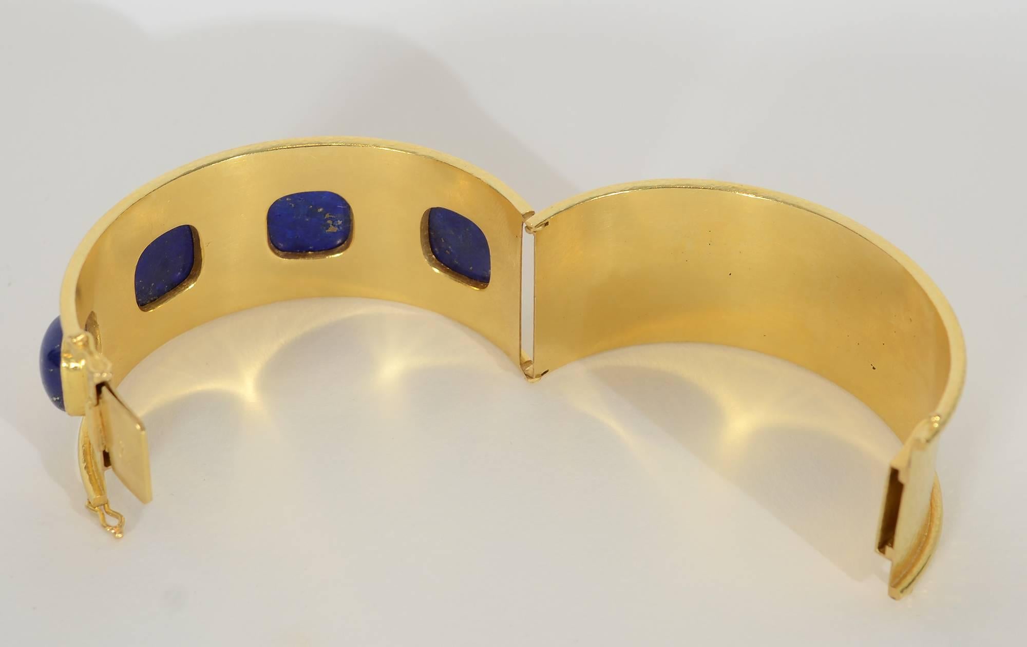 Elizabeth Locke Breites Goldarmband mit Lapislazuli (Moderne) im Angebot