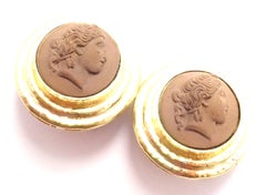 Elizabeth Locke Orecchini grandi in oro giallo con cammeo di lava