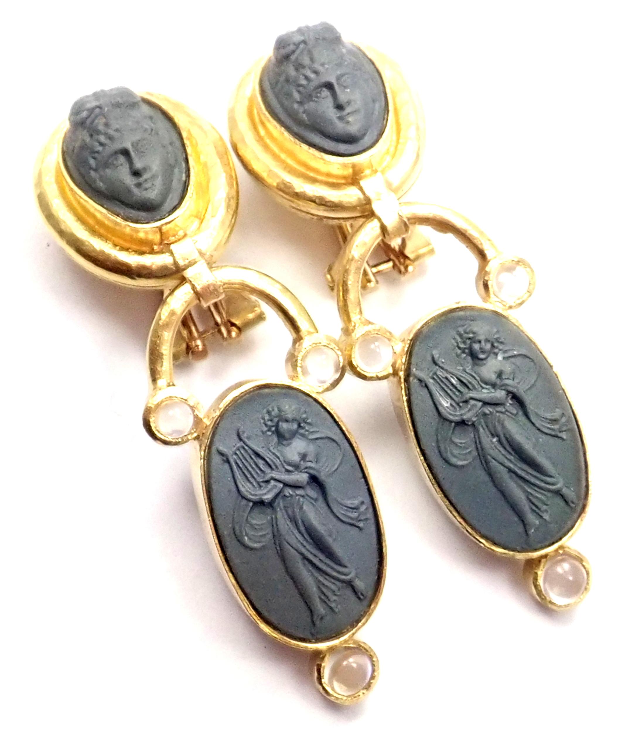 Boucles d'oreilles pendantes en or jaune 18k Lava Cameo Moonstone par Elizabeth Locke. 
Avec 4 camées de lave et 6 pierres de lune 
Poteaux escamotables avec dos en oméga. 
Détails :
Poids : 24.8 grammes
Dimensions : 53mm x 16mm
Poinçons : Poinçon