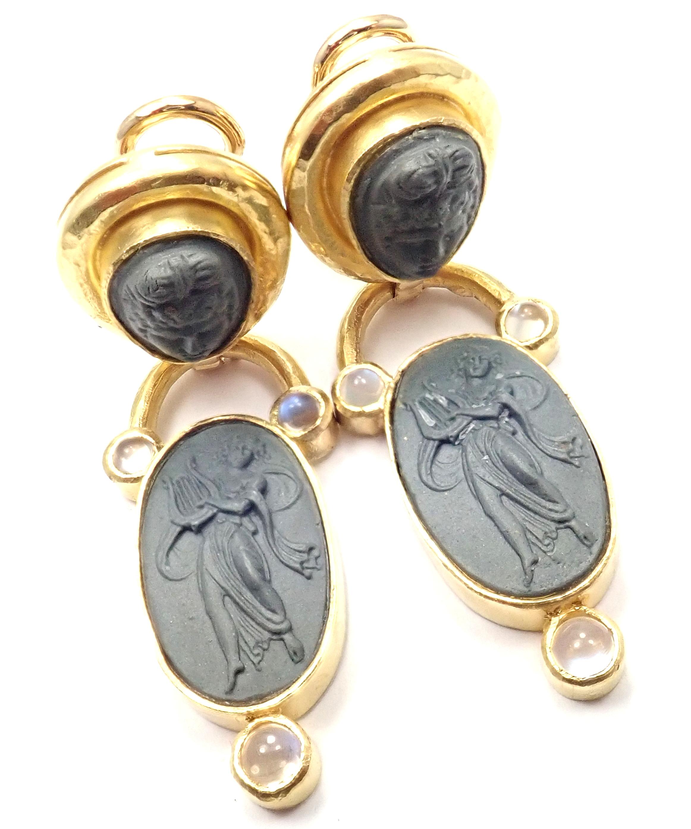 Taille ronde Elizabeth Locke, boucles d'oreilles pendantes en or jaune avec camée de pierres de lune en lave