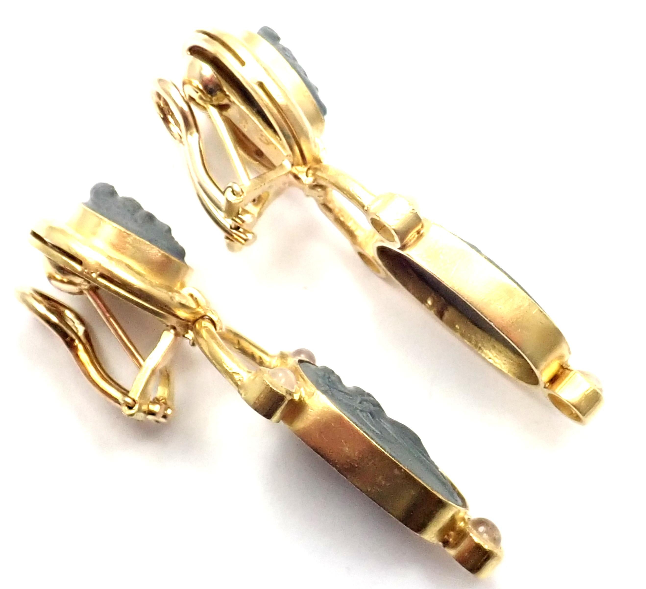 Elizabeth Locke, boucles d'oreilles pendantes en or jaune avec camée de pierres de lune en lave 1