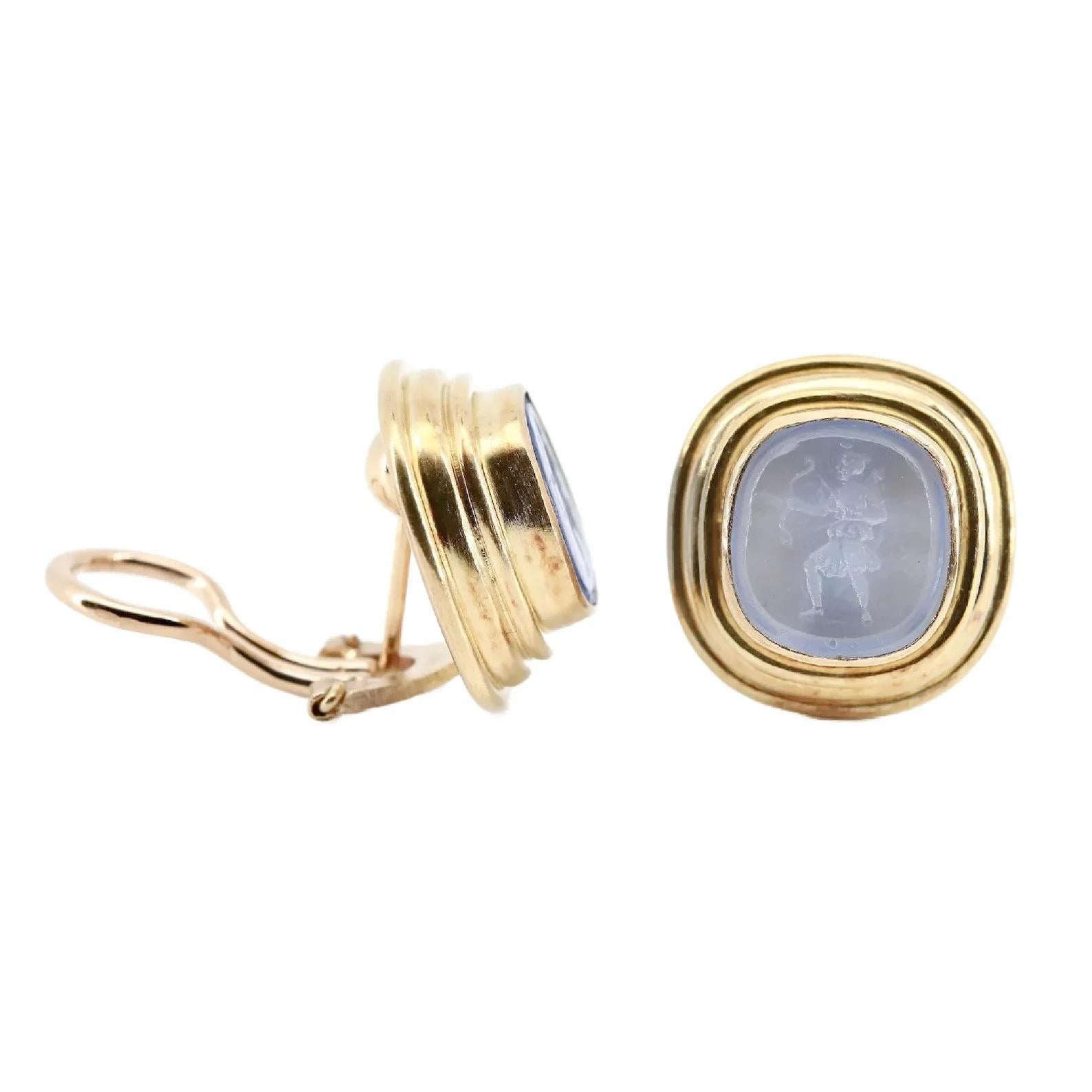 Ein Paar Elizabeth Locke Design-Ohrringe aus venezianischem Glas in Aquafarben. In der Mitte der Lünette befinden sich geschnitzte Bogenschützen, die in brüniertem 18-karätigem Gelbgold gefasst sind.

In ausgezeichnetem Zustand, messen diese