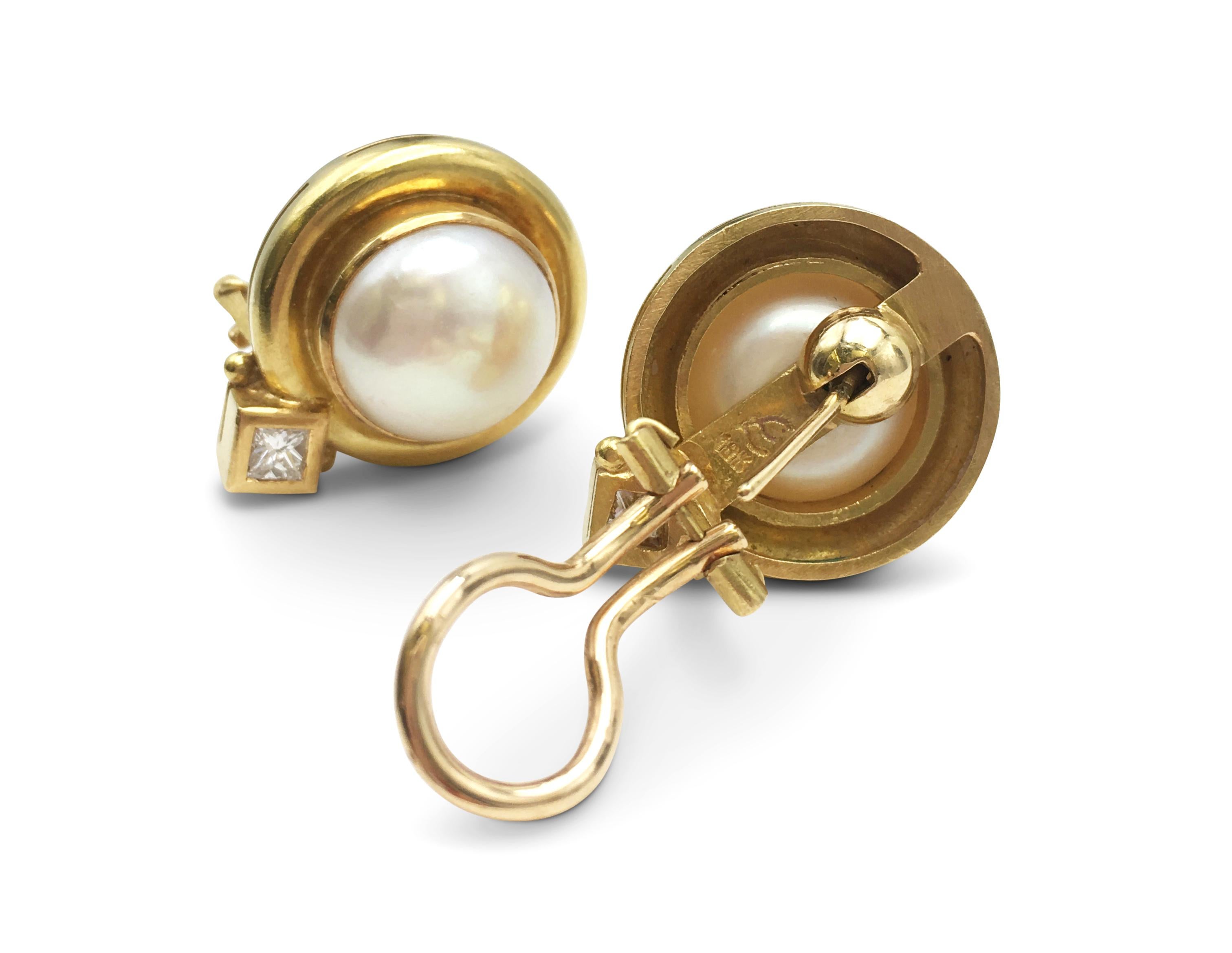 Elizabeth Locke Mabe Pearl Gold and Diamond Earrings In Excellent Condition In New York, NY