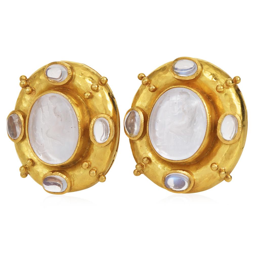 Cabochon Orecchini Elizabeth Locke in pietra di luna 18 carati con incisione Donna che suona la lira in vendita