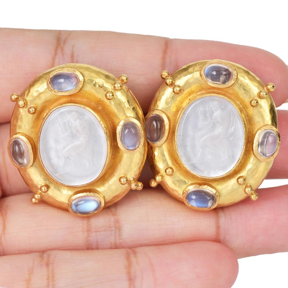 Orecchini Elizabeth Locke in pietra di luna 18 carati con incisione Donna che suona la lira in vendita 2
