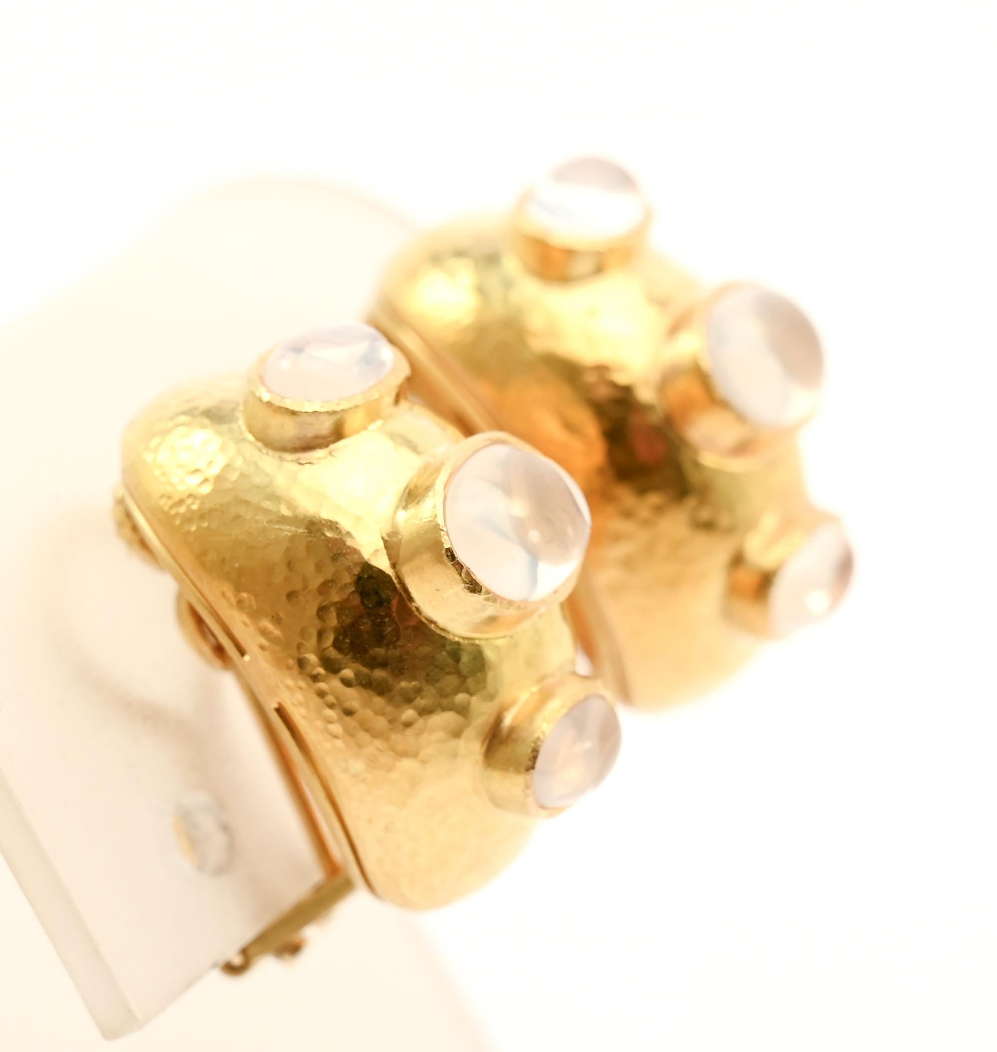 Orecchini d'oro a mezzo cerchio insoliti di Elizabeth Locke con tre pietre di luna ovali su ciascuno. Le pietre sono incastonate in un castone a collare con la pietra centrale più grande di quelle laterali. Il mezzo cerchio bulboso in oro ha la