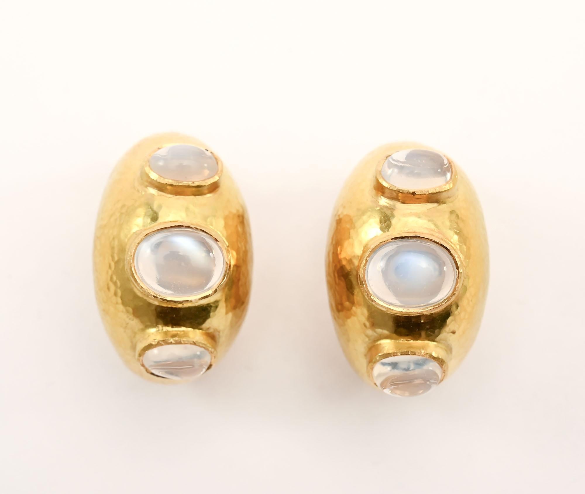 Contemporaneo Orecchini a cerchio con pietra di luna di Elizabeth Locke in vendita