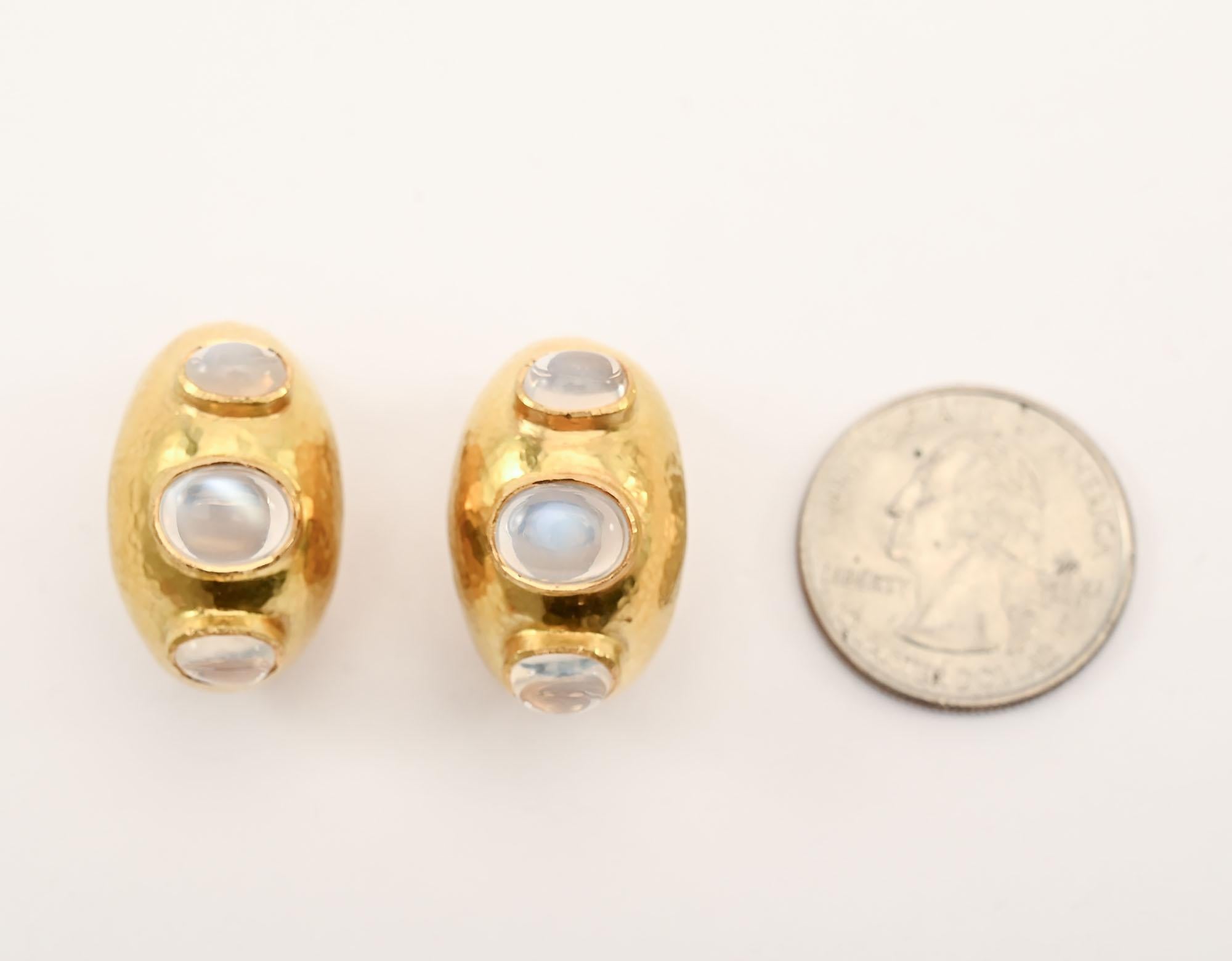 Cabochon Orecchini a cerchio con pietra di luna di Elizabeth Locke in vendita