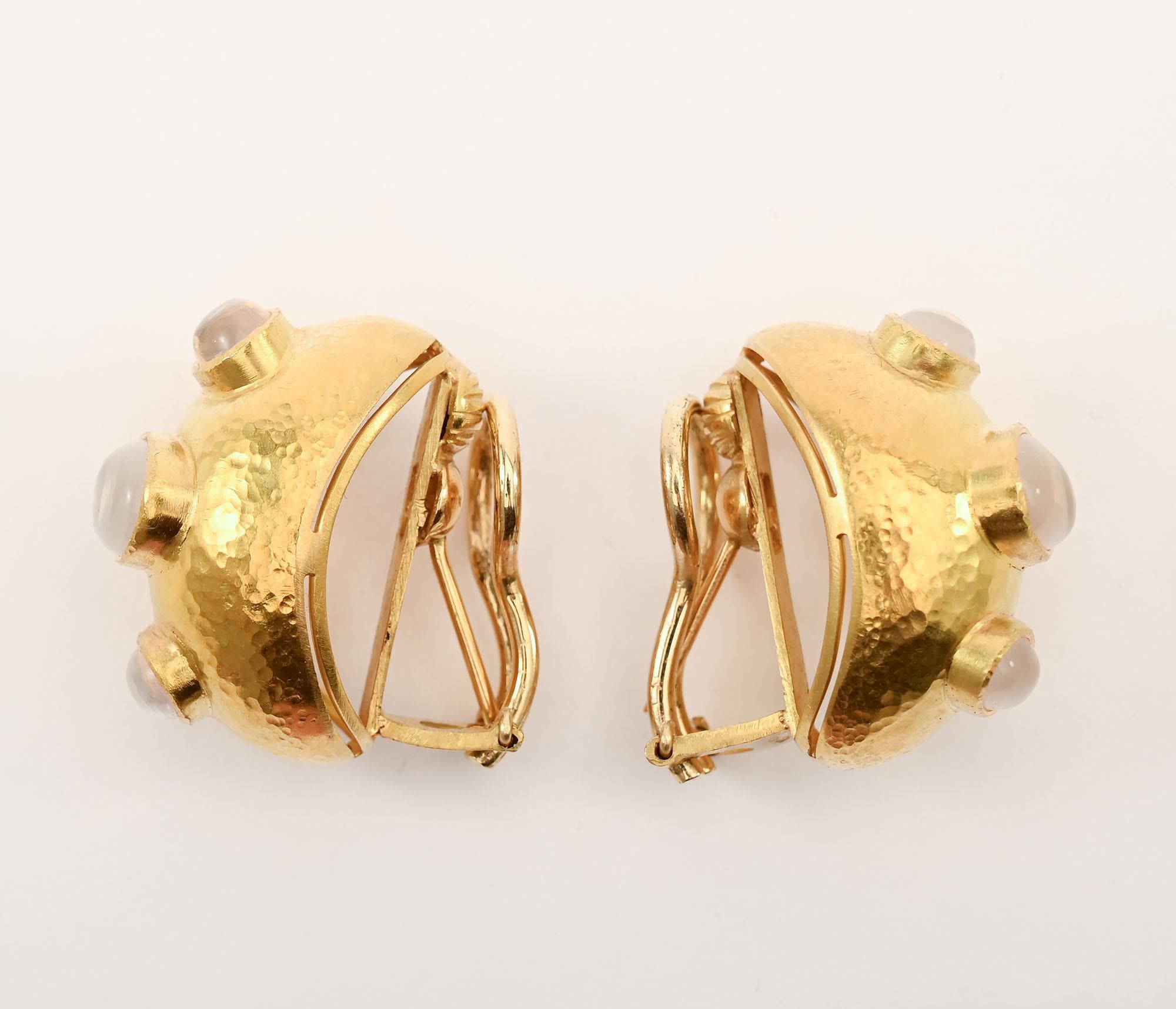 Orecchini a cerchio con pietra di luna di Elizabeth Locke In condizioni ottime in vendita a Darnestown, MD