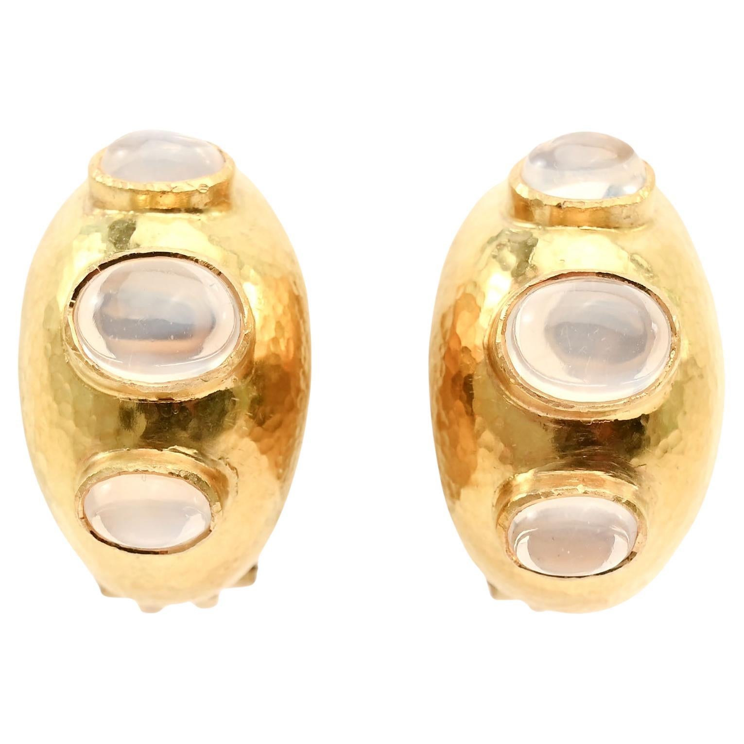 Orecchini a cerchio con pietra di luna di Elizabeth Locke in vendita