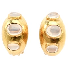 Orecchini a cerchio con pietra di luna di Elizabeth Locke