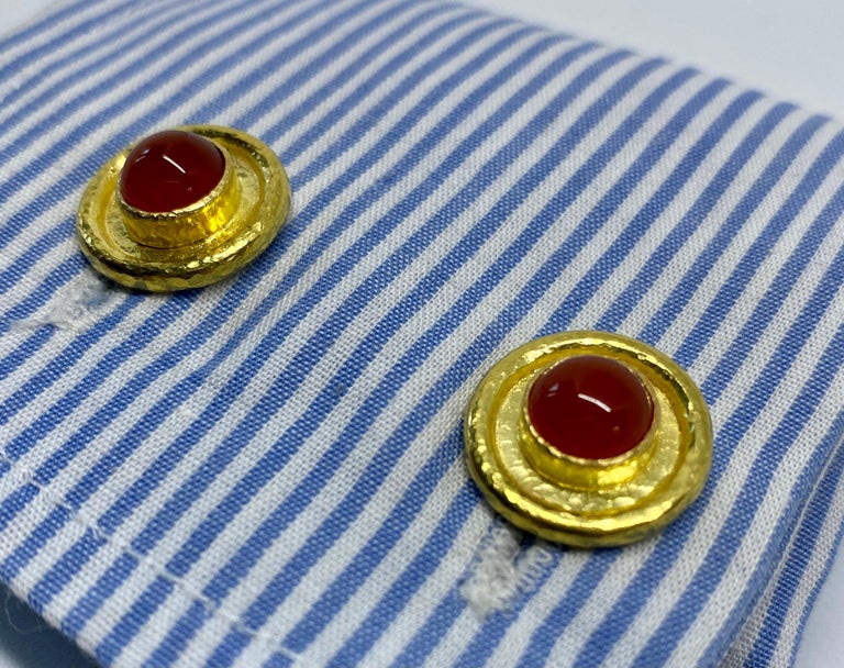 Elizabeth Locke Neoclassical Cufflinks in Hammered Gold with Carnelian In Good Condition For Sale In San Rafael, CA