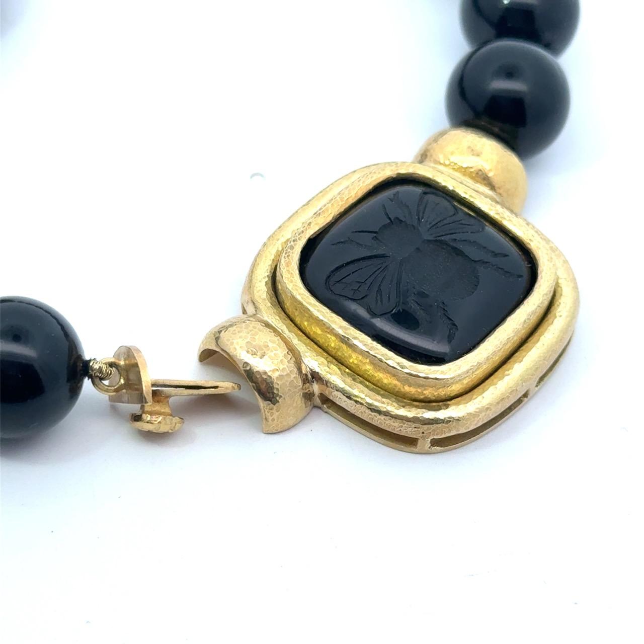 Collana in oro 18 carati con ape di onice di Elizabeth Locke in vendita 5