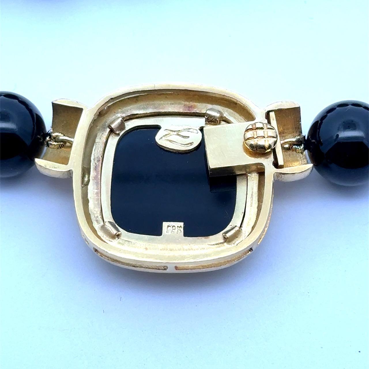 Collana in oro 18 carati con ape di onice di Elizabeth Locke in vendita 1