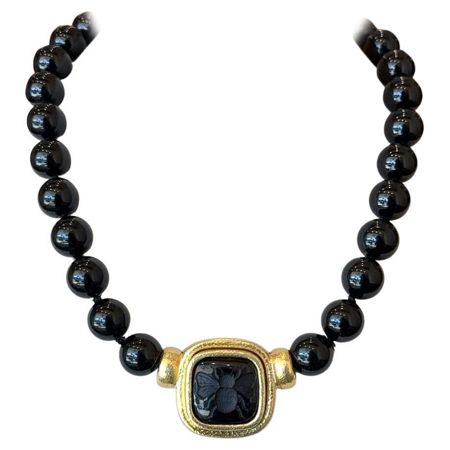 Collana in oro 18 carati con ape di onice di Elizabeth Locke