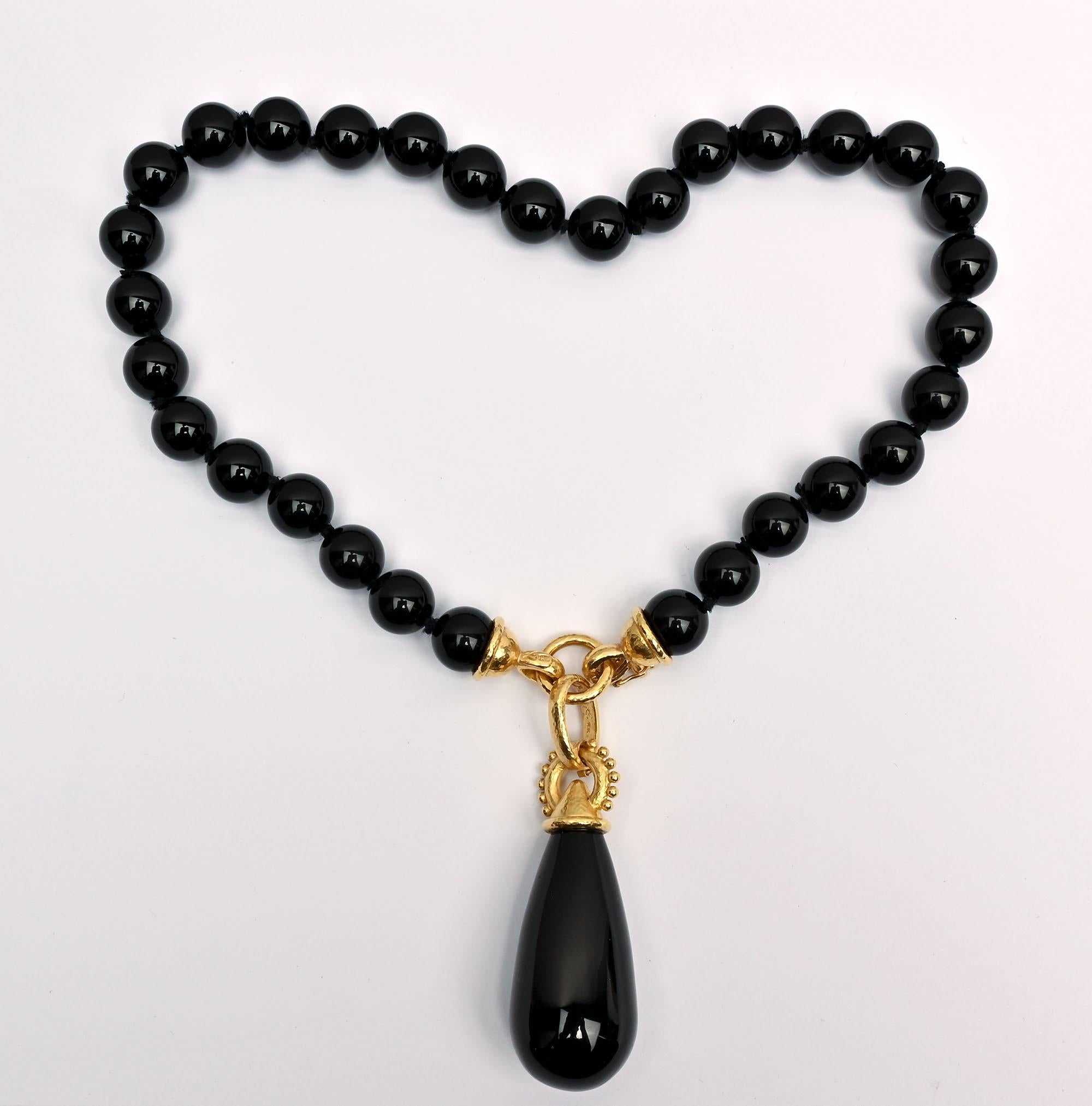 Schöner birnenförmiger Onyx-Anhänger von Elizabeth Locke. Es kann auf eine beliebige Anzahl von Halsketten getragen werden, sondern kam mit dem Onyx Perlen Halskette als Artikel aufgeführt 
LU13322796422. Der Anhänger misst 3 Zoll lang  bis zur