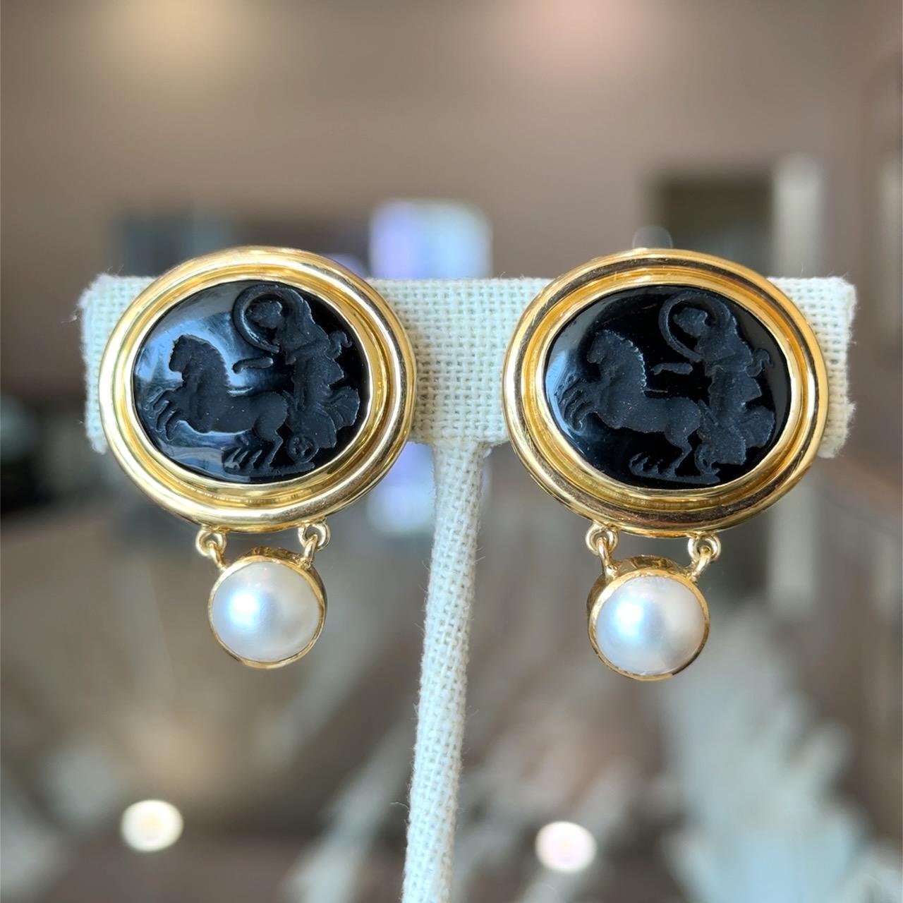 Superbes boucles d'oreilles Elizabeth Locke
Onyx sculpté en creux 
Perles suspendues serties d'un chaton
La partie supérieure est de 27 mm x 24 mm et la partie inférieure de 10 mm. 
23.8 grammes d'or jaune 18kt
Conçus comme des clips ou des poteaux,